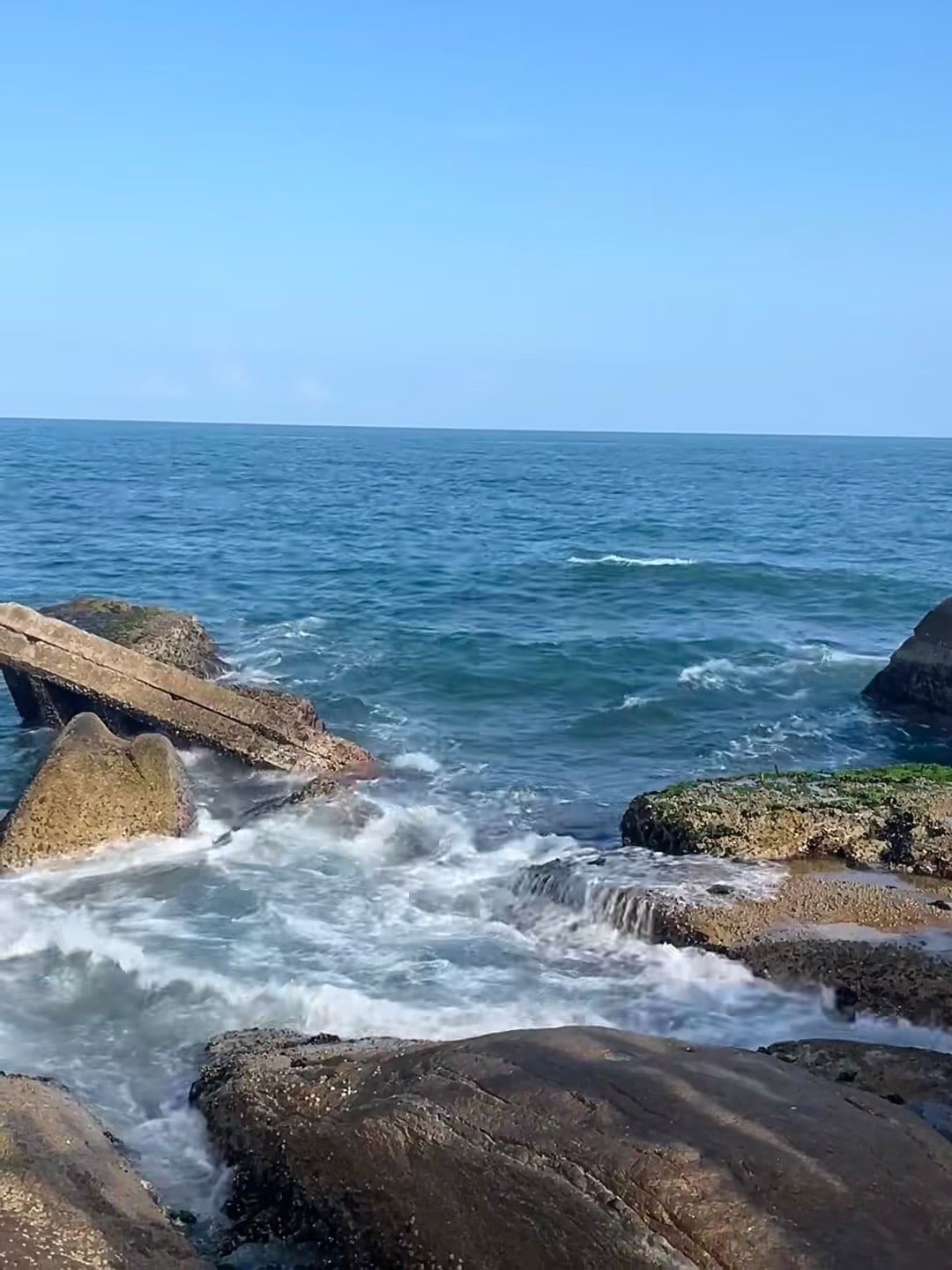海边礁石区浪花太上头了，蹲着看水花溅到睫毛上都舍不得走