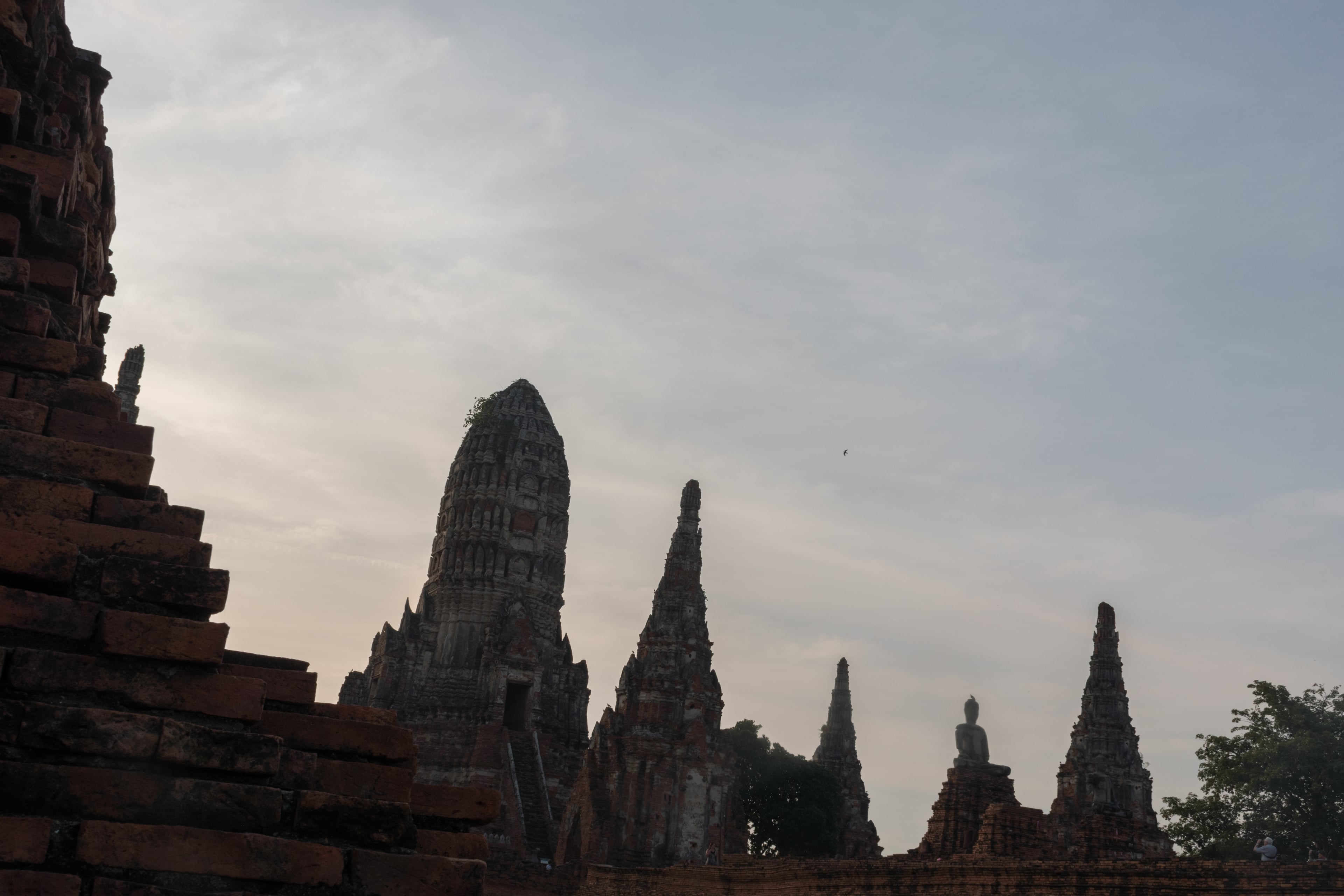 傍晚的Ayutthaya，砖塔在灰蓝天光里像被时间咬过的旧梦