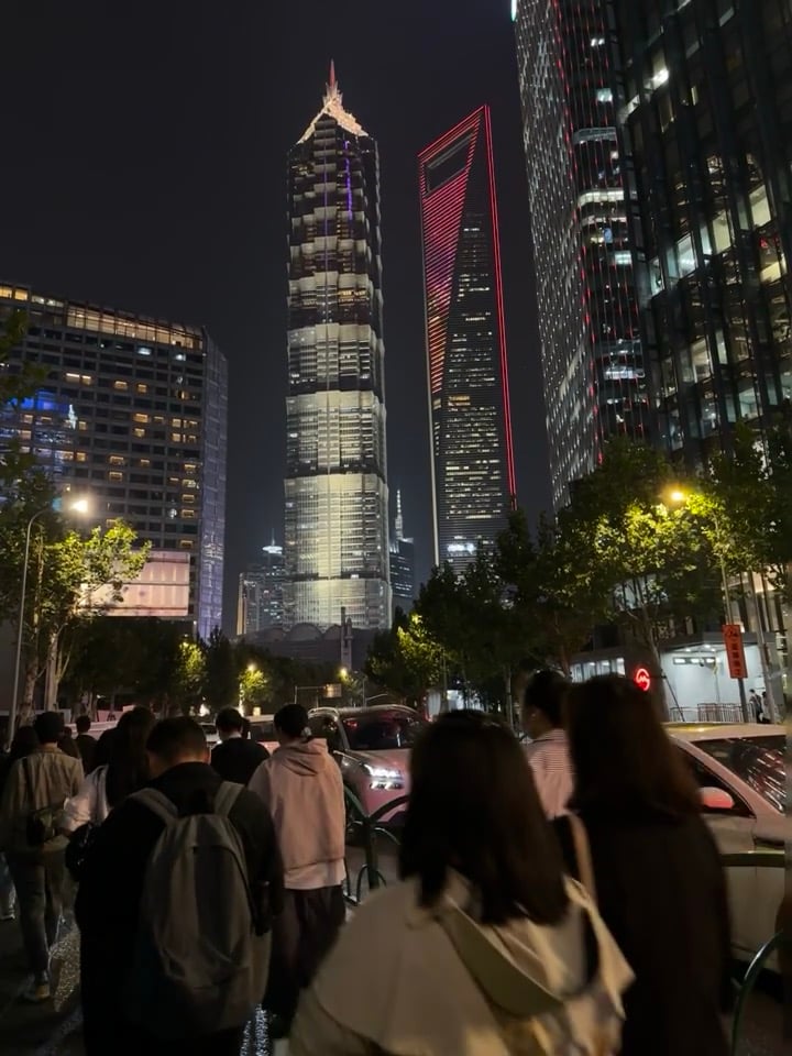 夜巡陆家嘴｜被灯光鲨到的瞬间，连路人都在偷看摩天楼