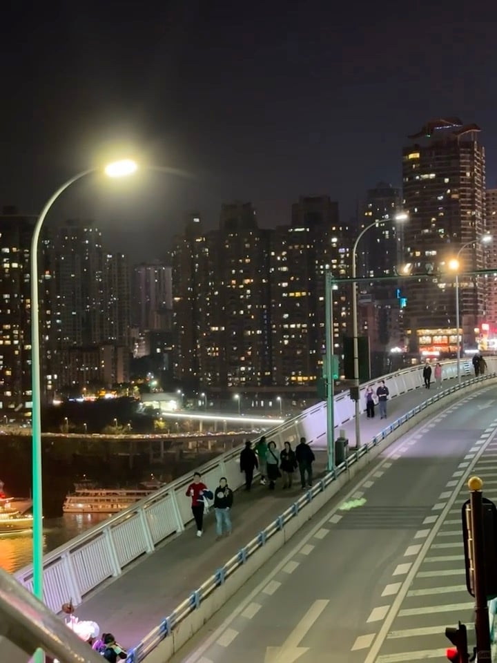 夜桥散步的节奏，路灯一亮，城市就松了口气