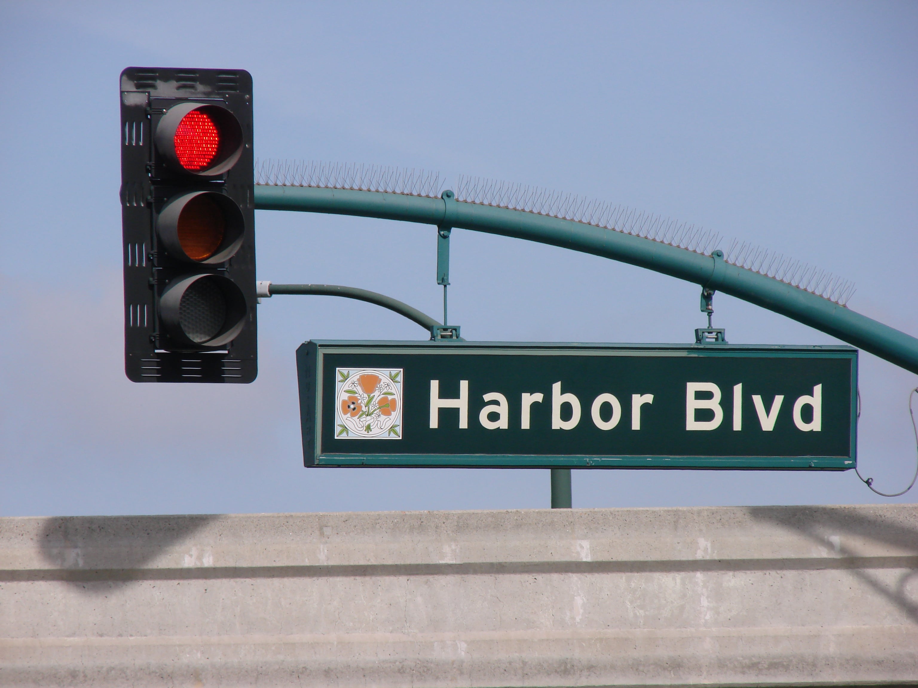 红灯停，但心里想冲过去——Harbor Blvd路口的日常