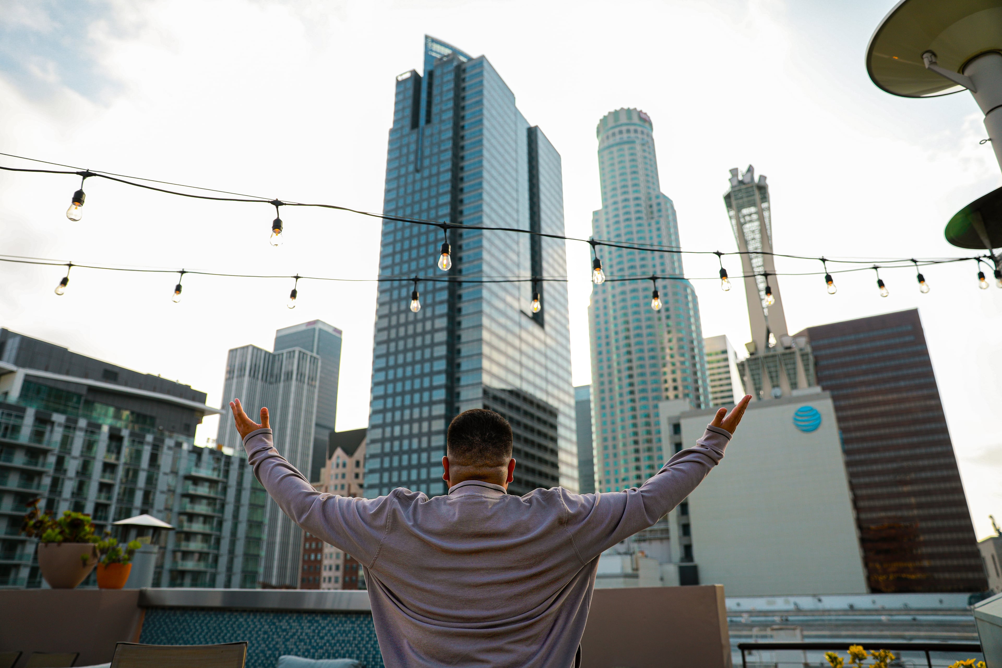 rooftop 伸个懒腰，LA 的天光终于肯亮了