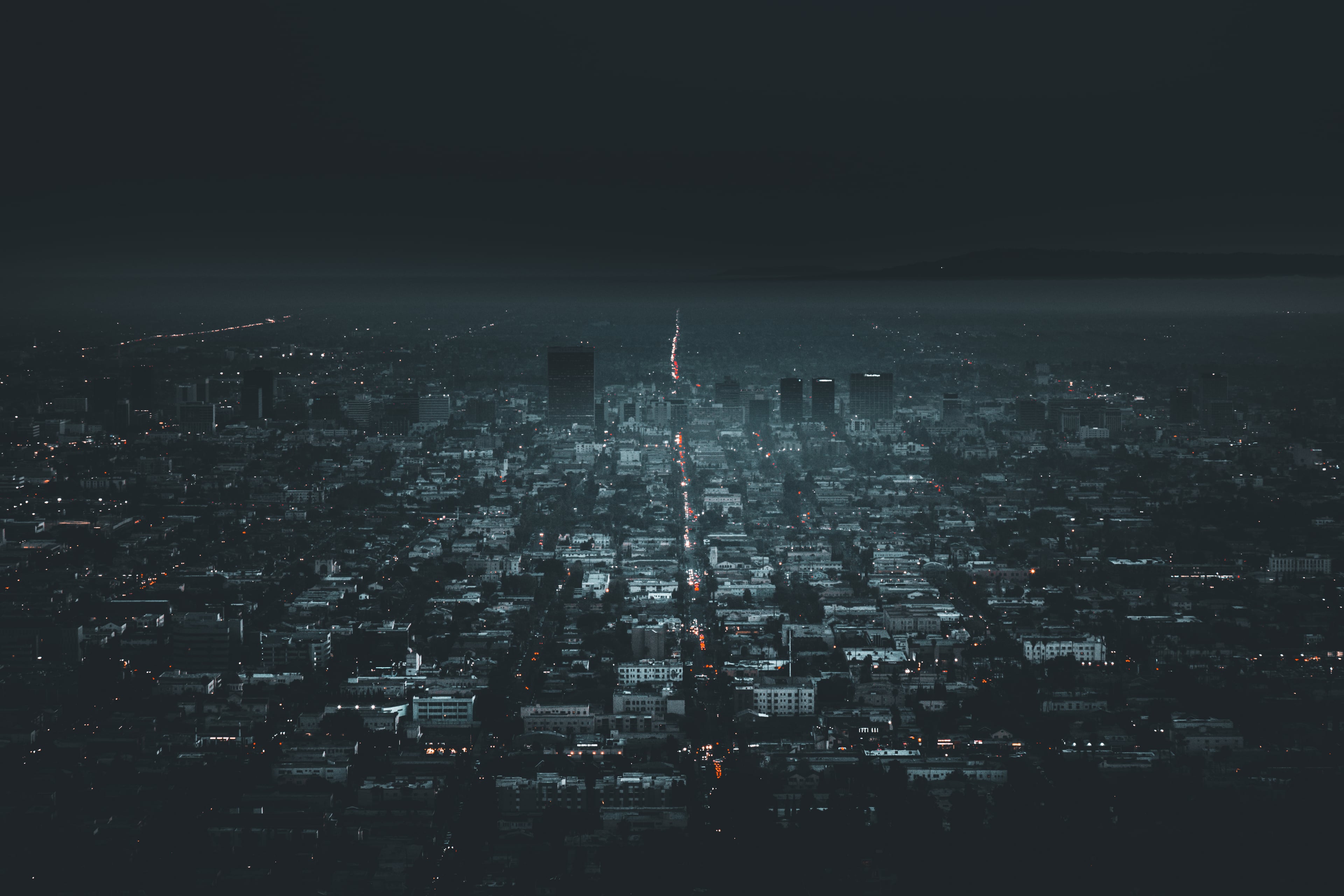 深夜俯瞰LA，路灯像一条发光的脐带