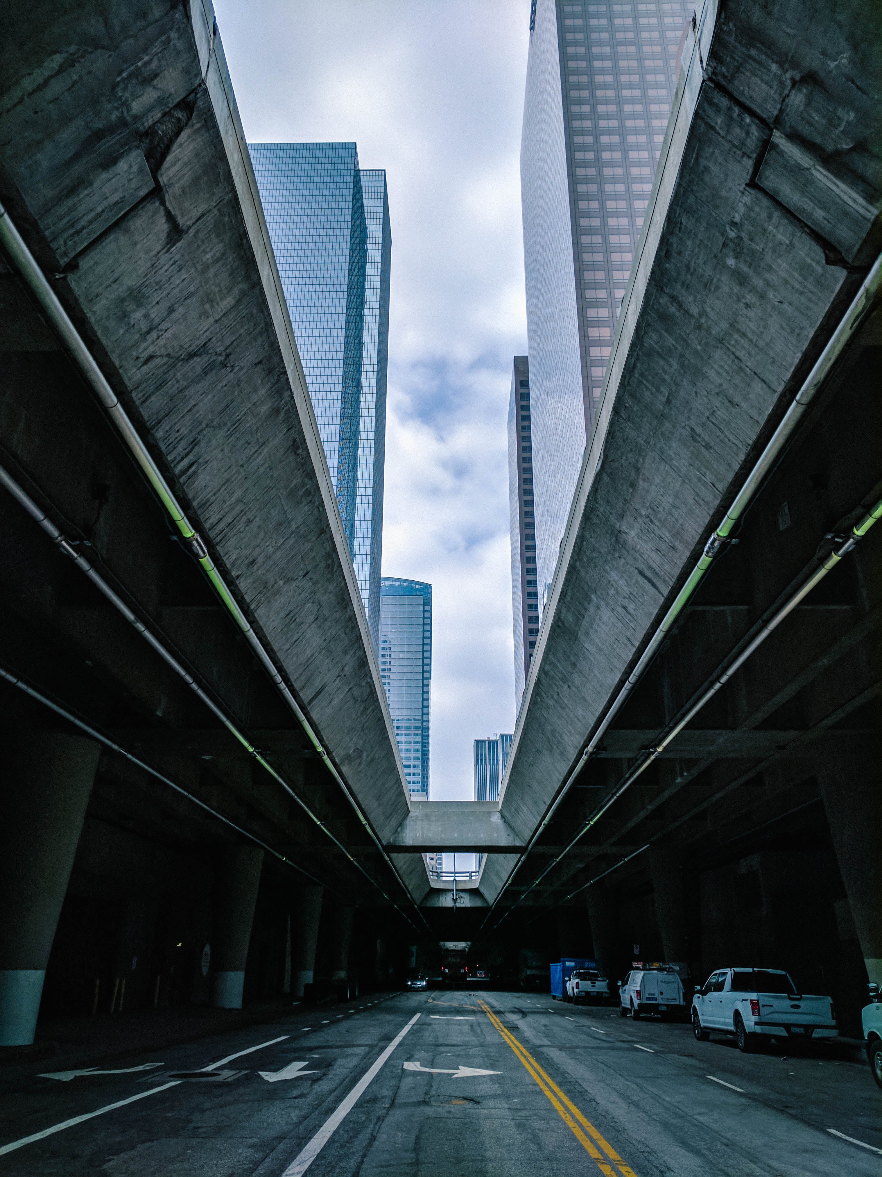 通勤路上的混凝土峡谷｜今天在Downtown被高楼夹成一条缝