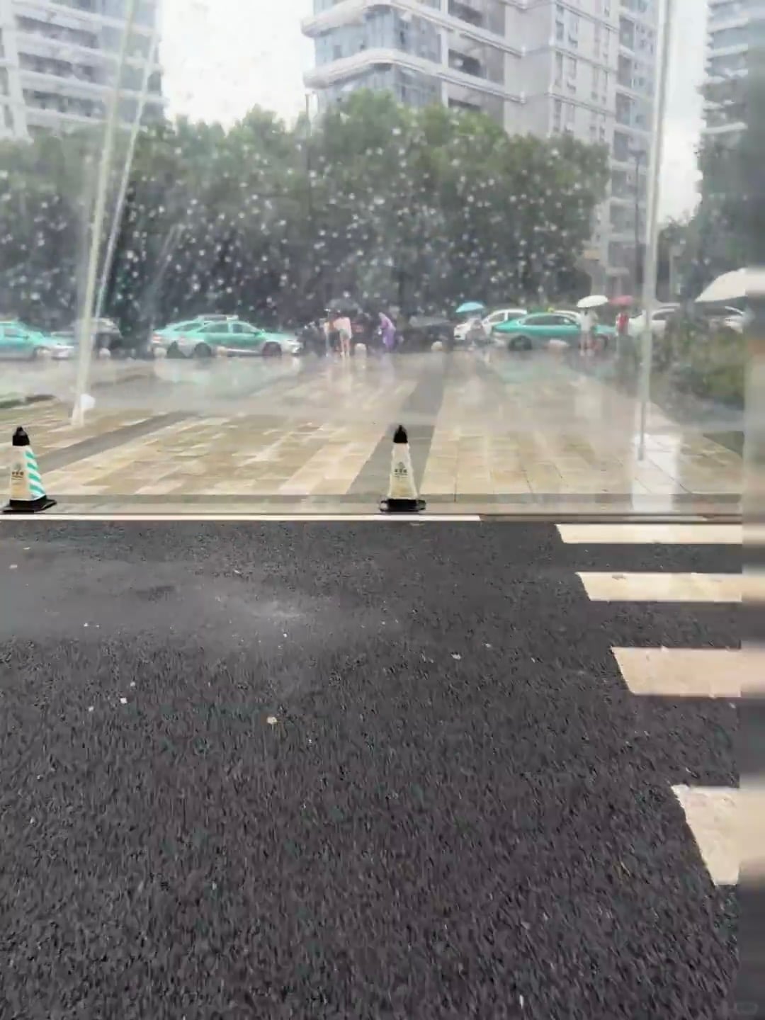 雨天路过小区门口，路锥在水洼里站成小哨兵 🌧️