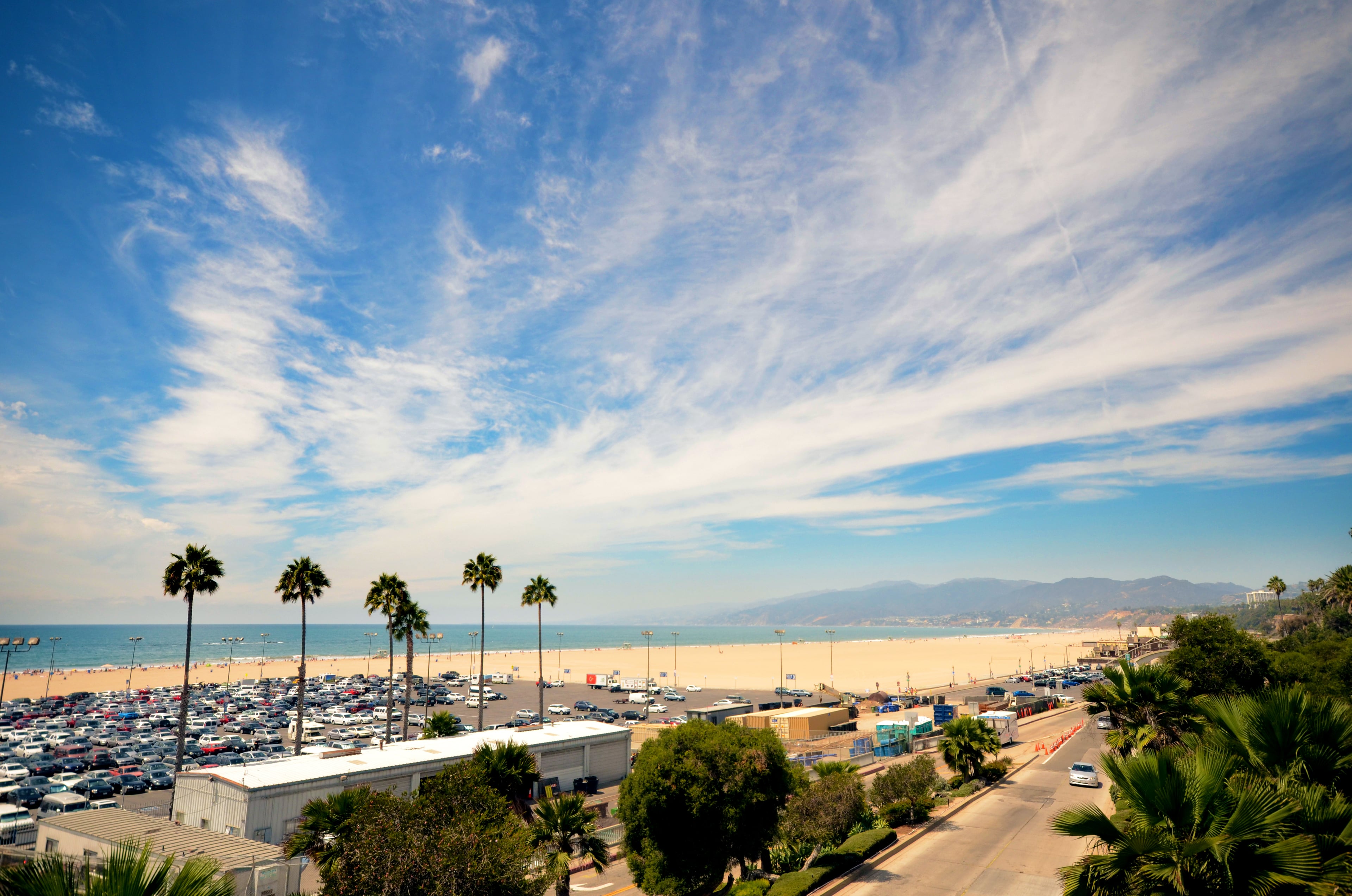 今天在Venice Beach parking lot旁晃荡，棕榈树影子拉得老长，风里全是海盐味和烤玉米香