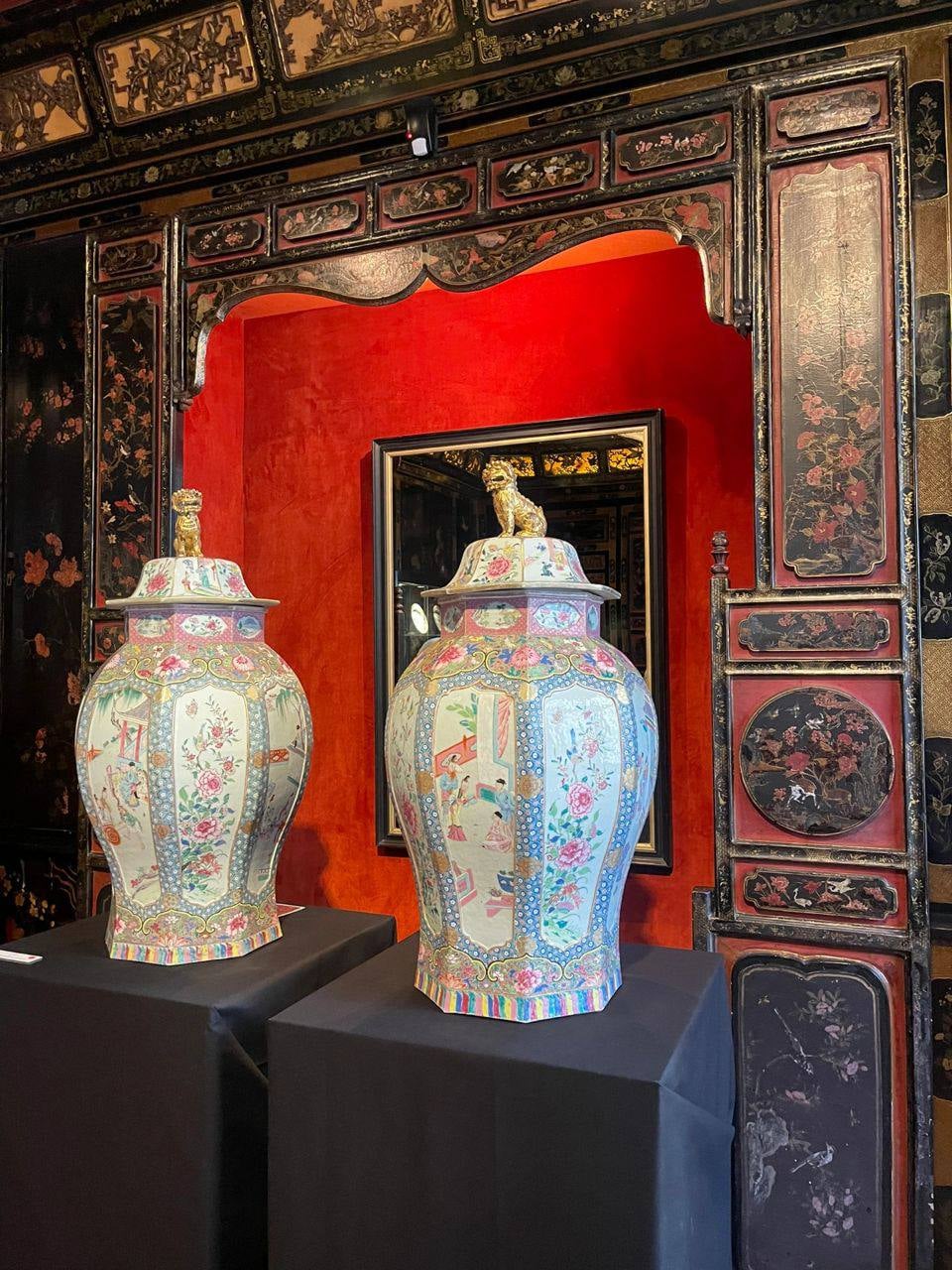 逛到一家藏在老街里的中式古董店，两口大花罐子美得像从画里走出来的