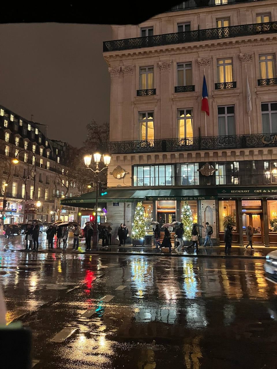 雨夜路过Café de la Paix，伞下人影晃动像在拍默片
