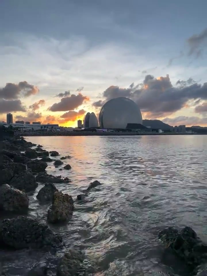 日落时分蹲在礁石边，看海浪把晚霞揉碎进水里 🌅