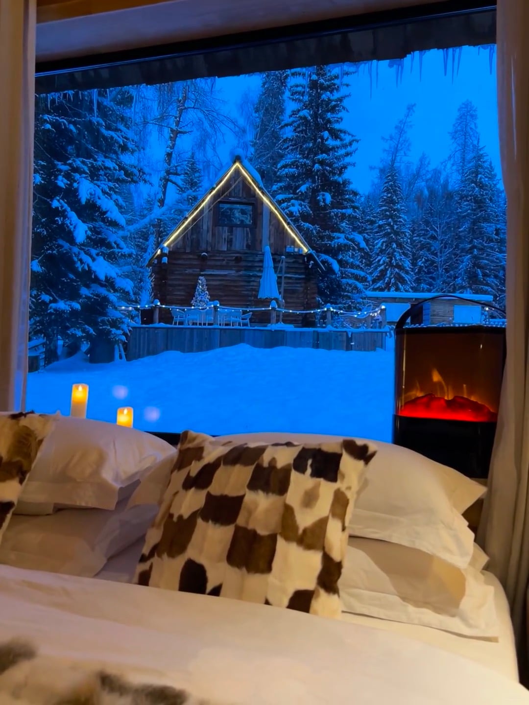 雪夜卧床看木屋，像住进童话书里了