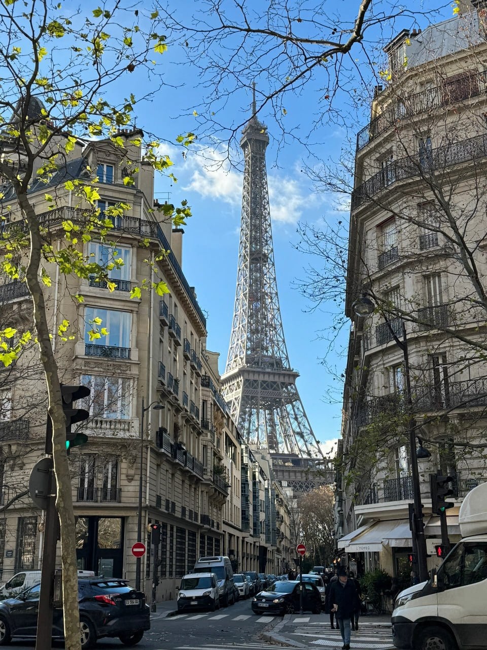 巴黎街角突然被埃菲尔铁塔偷心，今天在Rue de l'Université路过