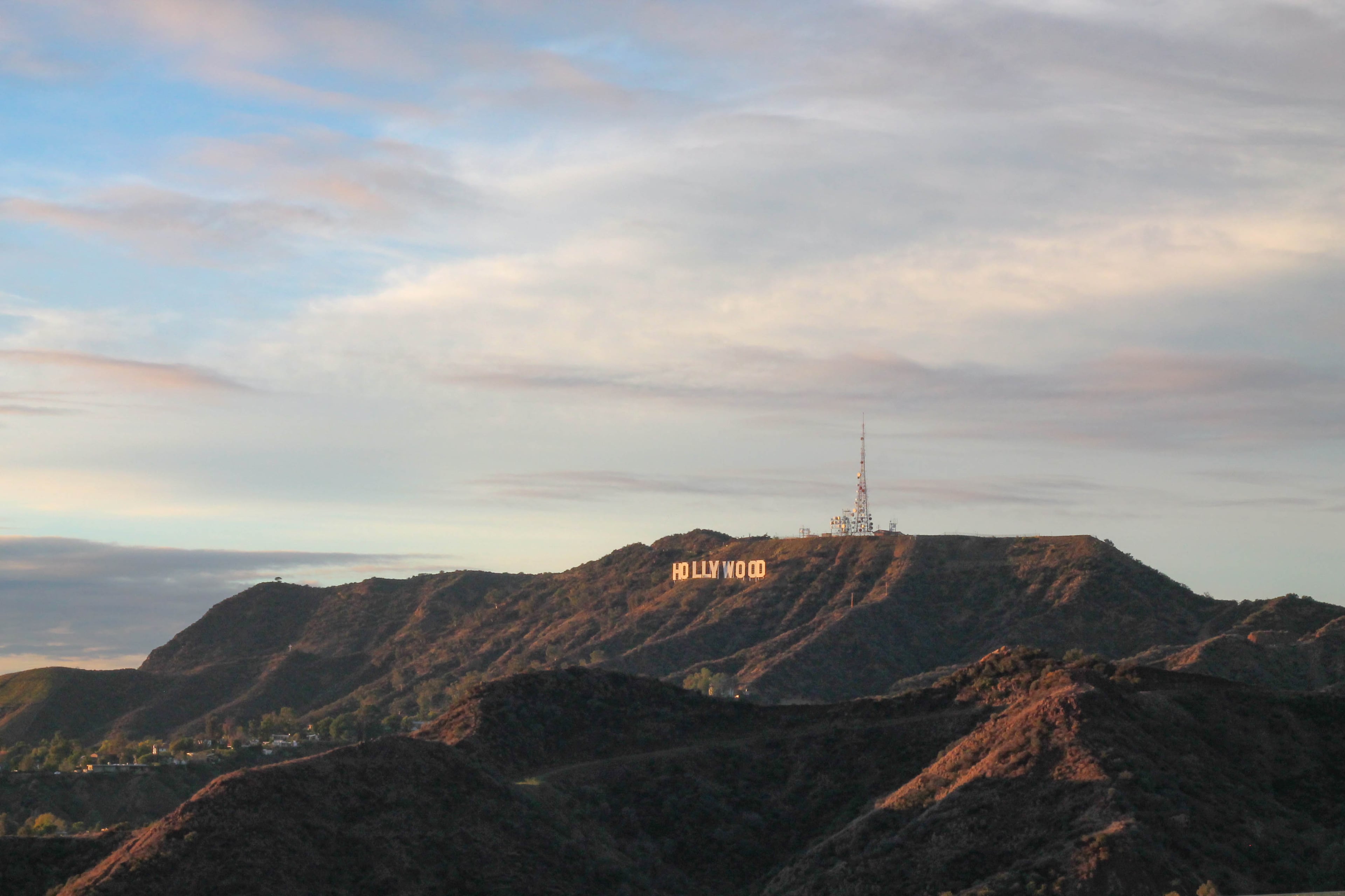 黄昏时分路过好莱坞山，夕阳把HOLLYWOOD字母染成金箔