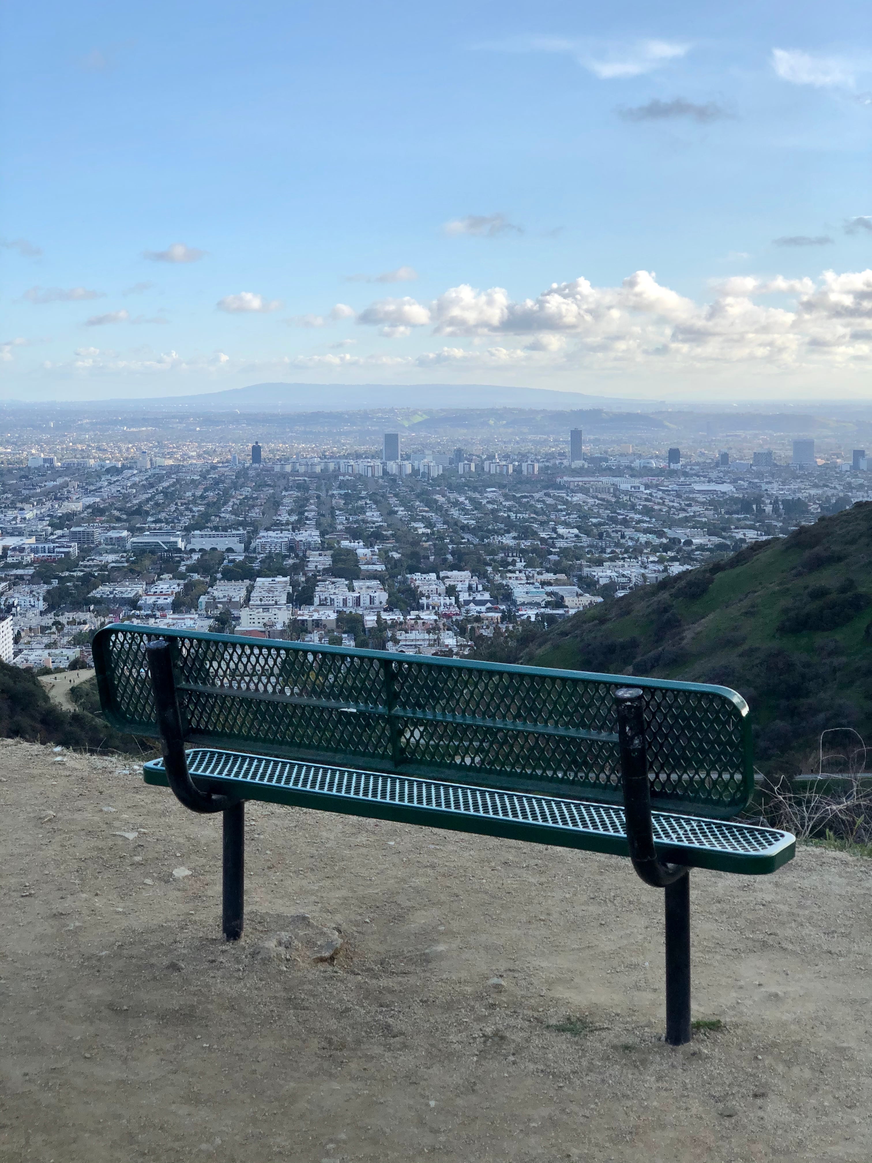 山顶长椅，城市在脚下摊开——今天在Runyon Canyon喘口气