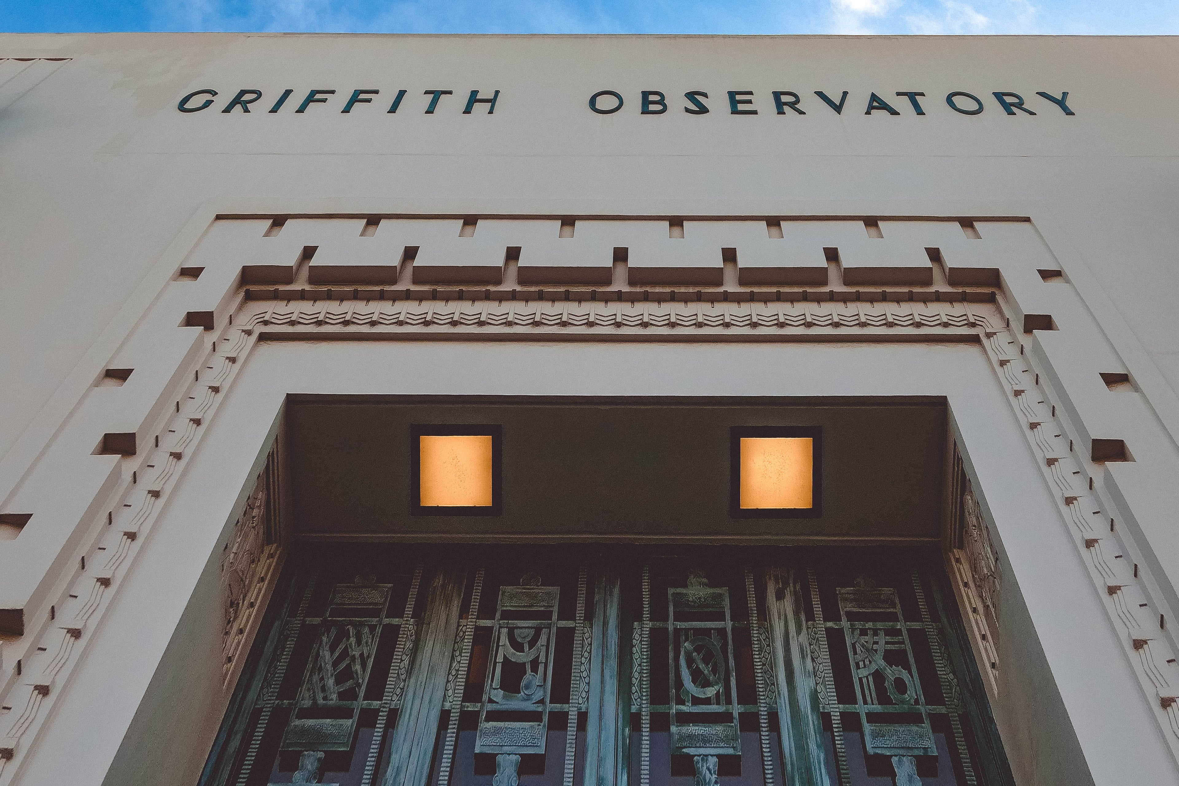 路过Griffith Observatory门口，灯亮了，像在说‘进来坐坐？’