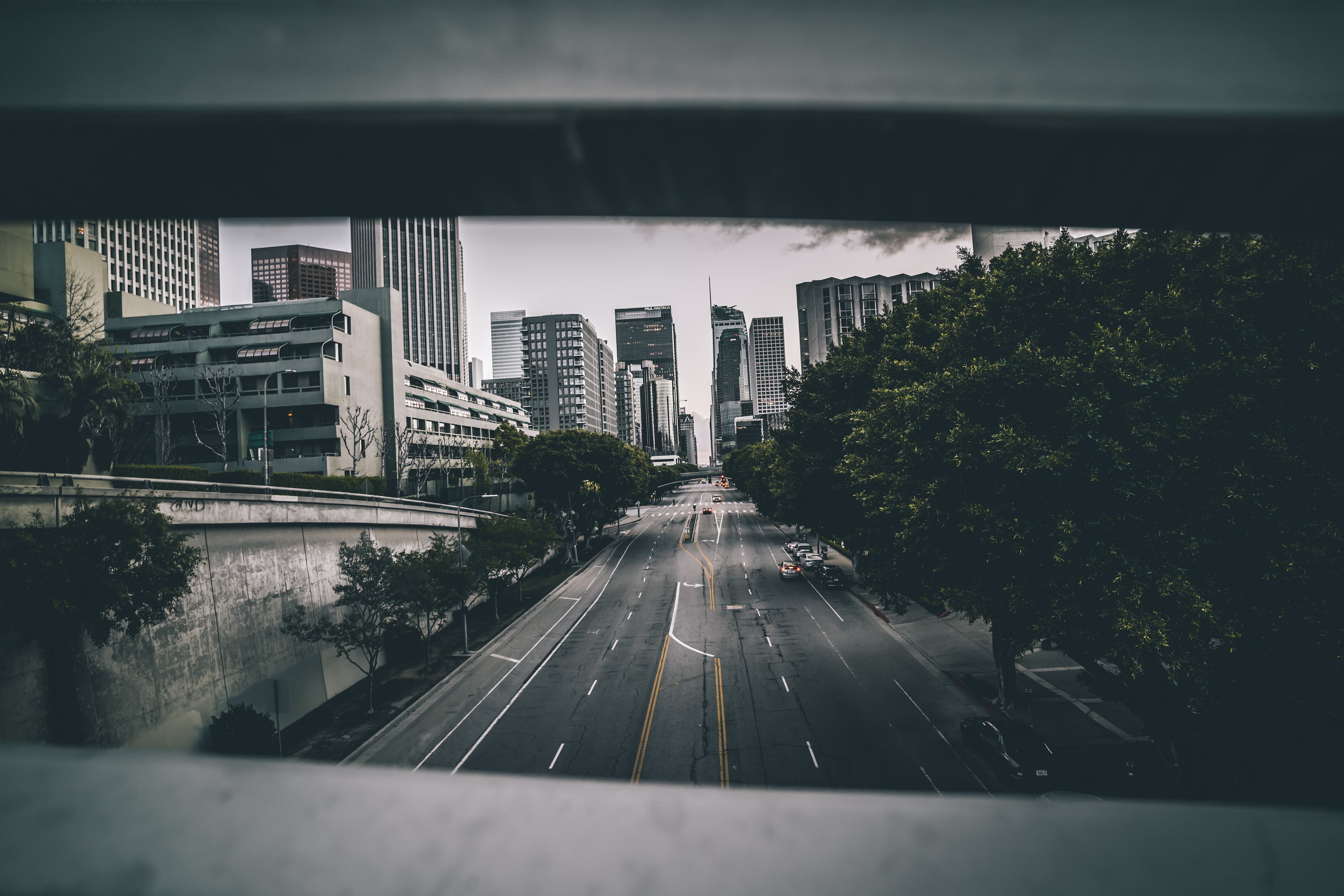 路过 downtown 的那条路，车少得像被按了静音键 🌆
