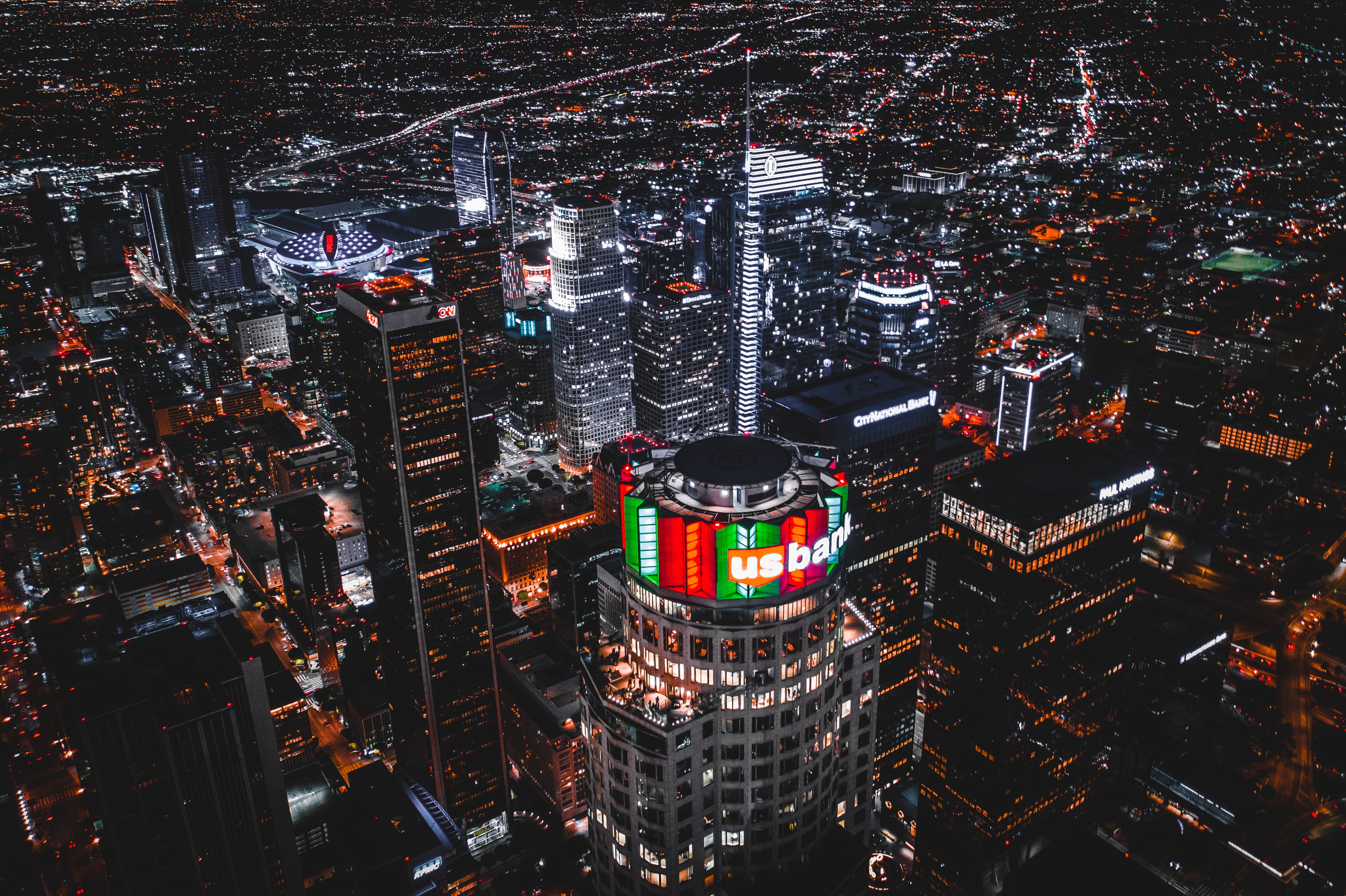 夜巡LA天际线｜路过US Bank Tower时刚好撞见霓虹在跳舞