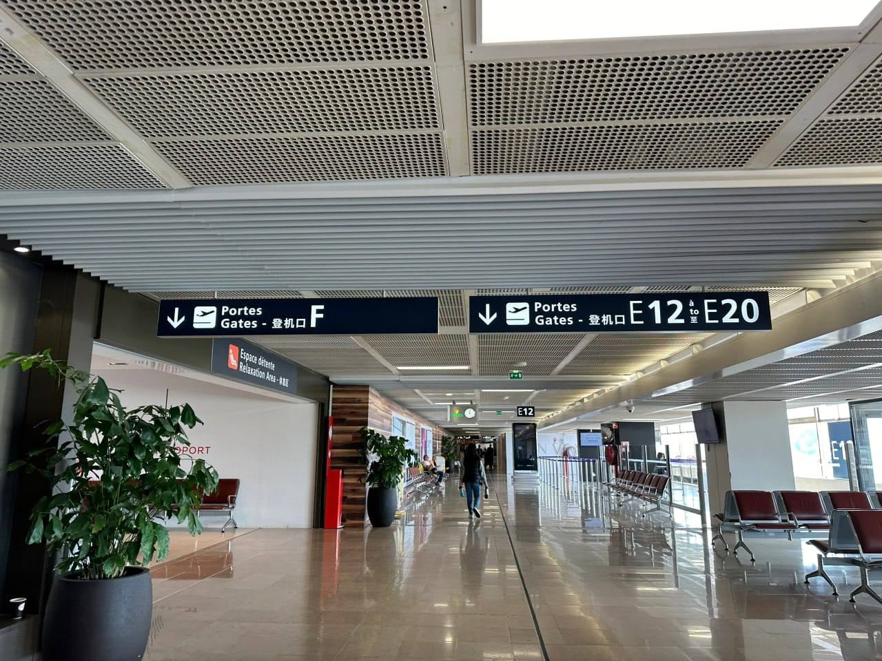 机场走廊的静默时刻｜E12到E20之间，人少得像被世界暂时遗忘