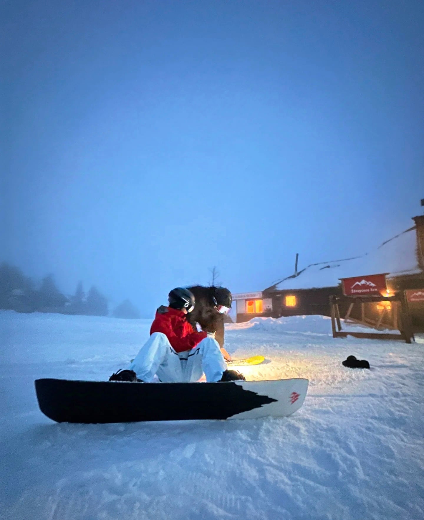雪地里蹲着调板子，天都快黑了还舍不得走