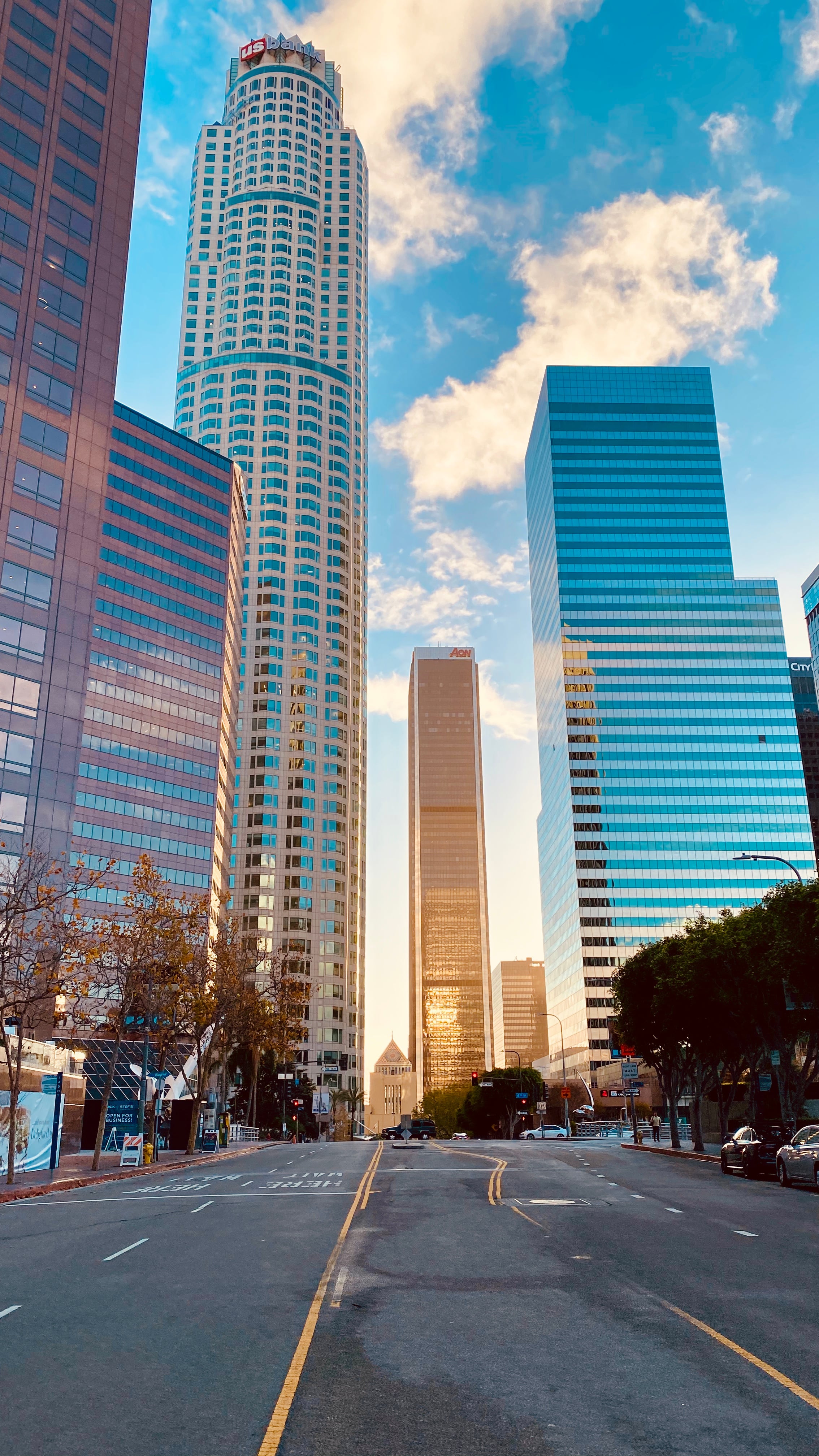 今天在LA downtown晃悠，阳光把US Bank Tower染成了蜜糖色 🌅