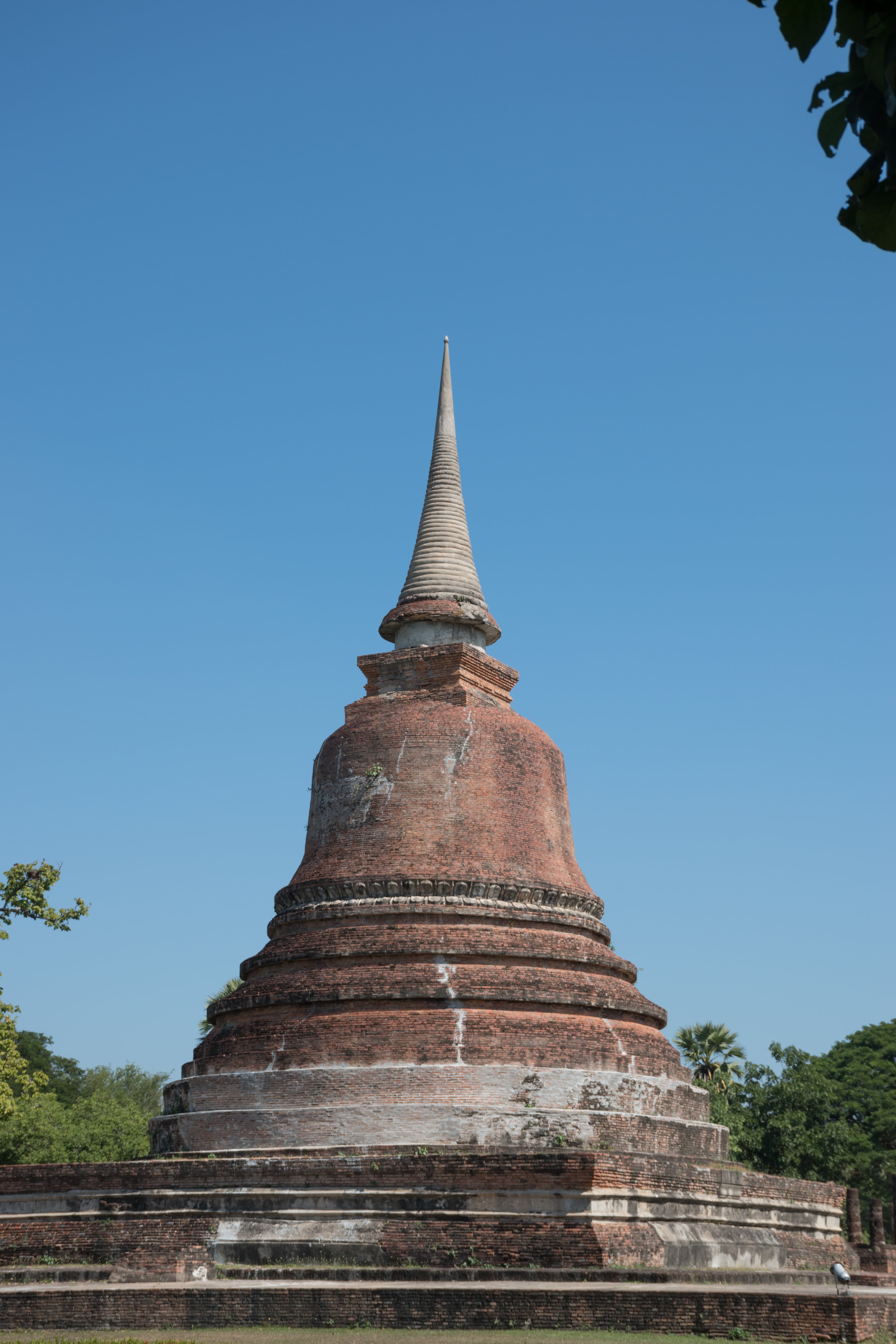在 Ayutthaya 的午后，砖塔和蓝天是绝配