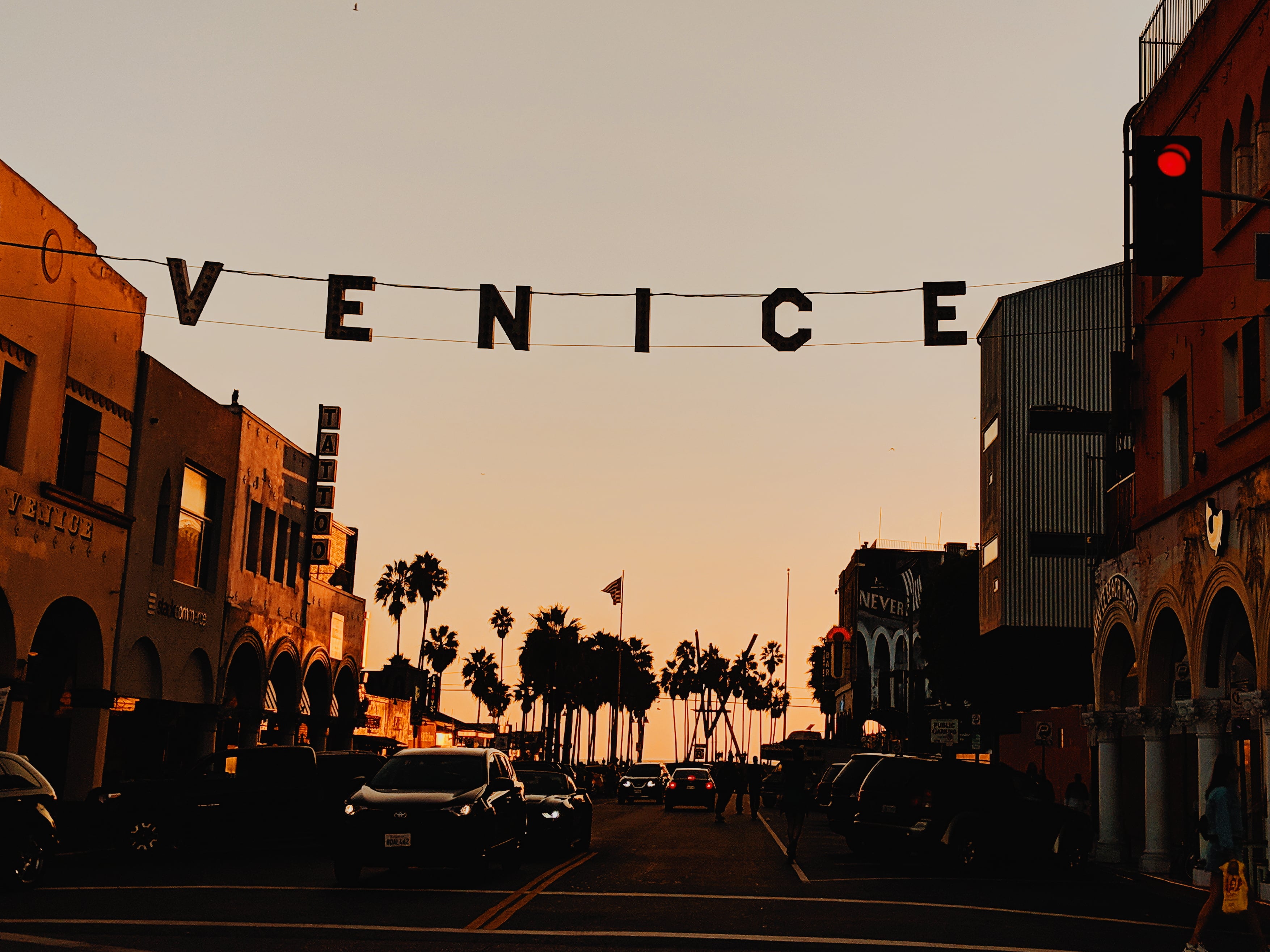傍晚的Venice Beach街，车流和棕榈树一起被染成琥珀色