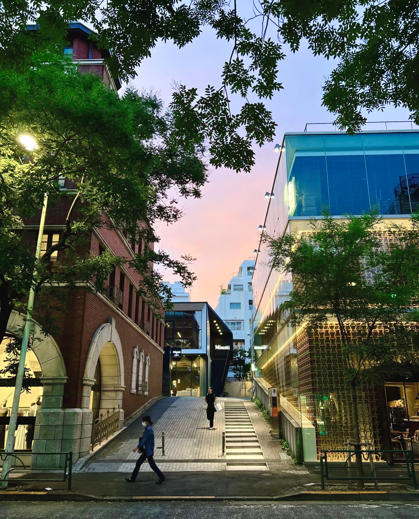 傍晚的街角，红砖与玻璃在暮色里对谈｜路过Minotti家楼下时天快黑了