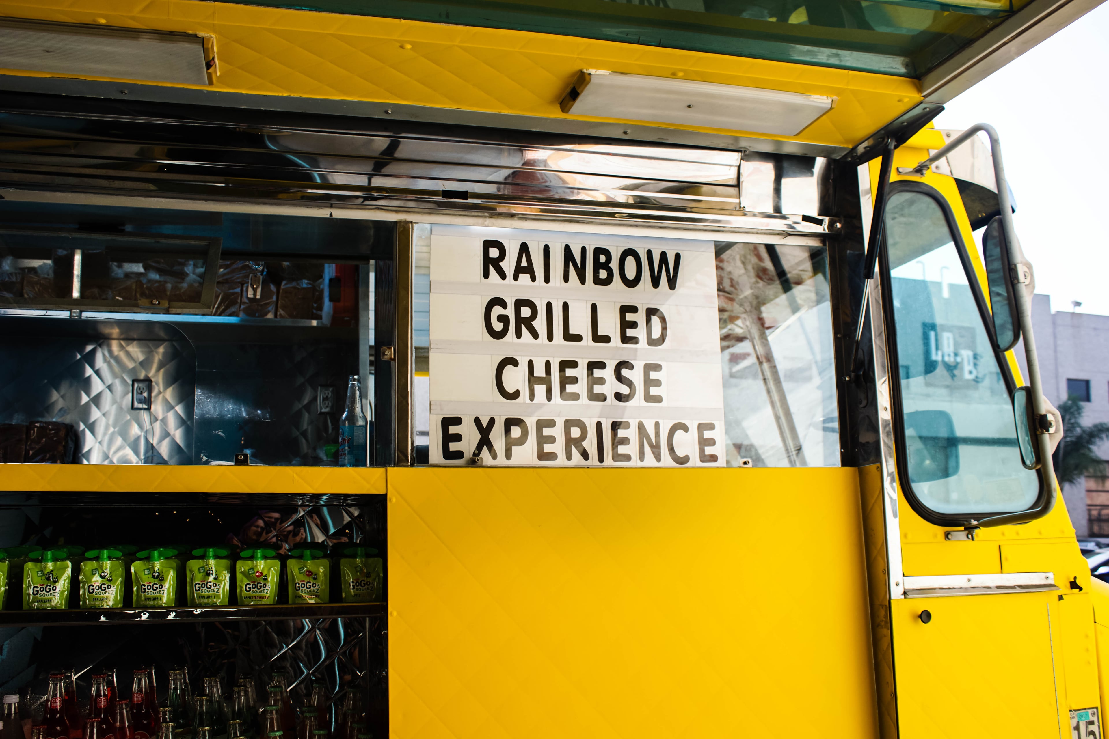 今天在街头被这辆黄车突然击中——Rainbow Grilled Cheese Experience？！谁懂啊