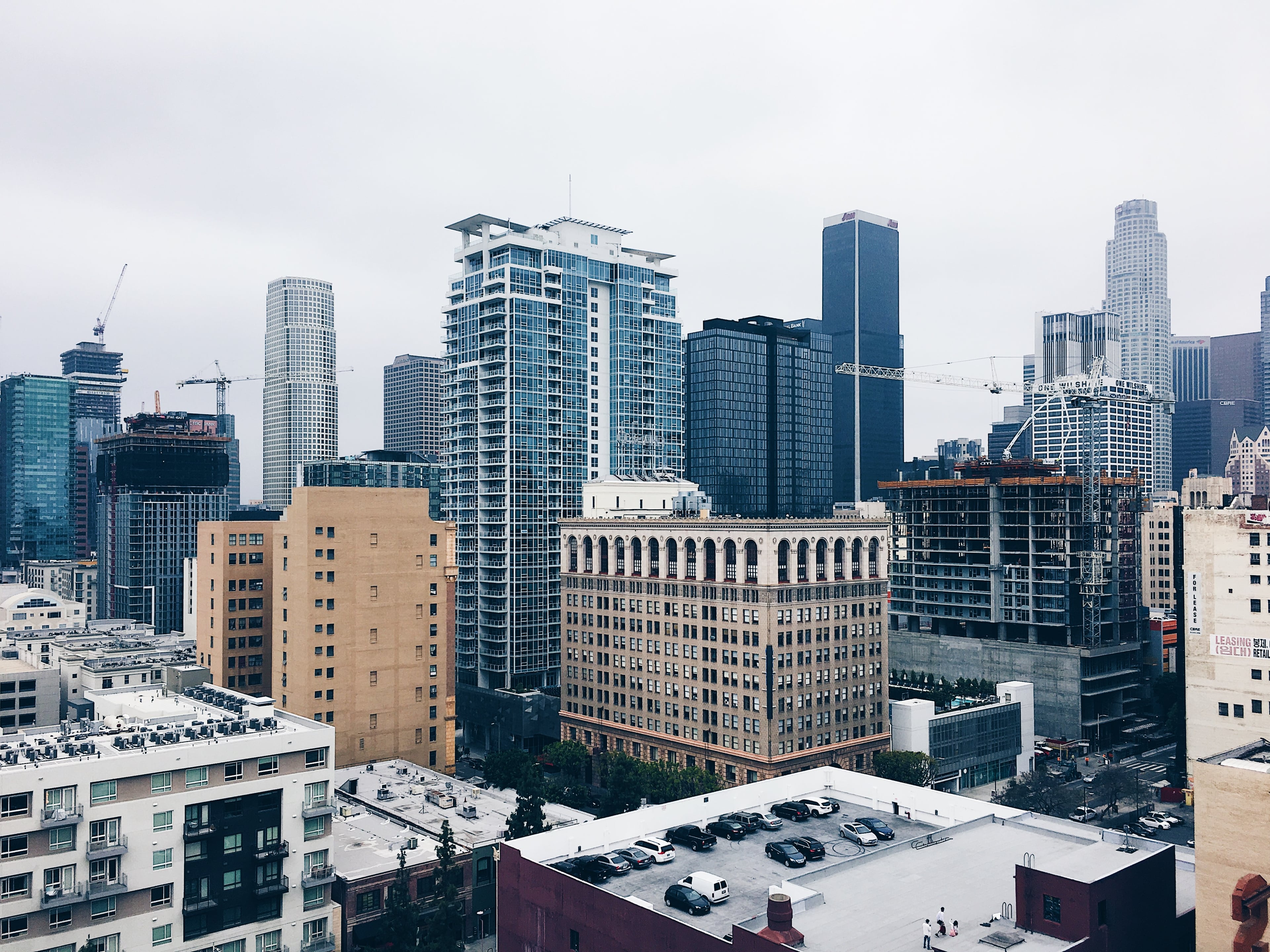 今天在Downtown转了圈，新旧楼叠得像乐高…老建筑的拱窗和玻璃幕墙一起呼吸