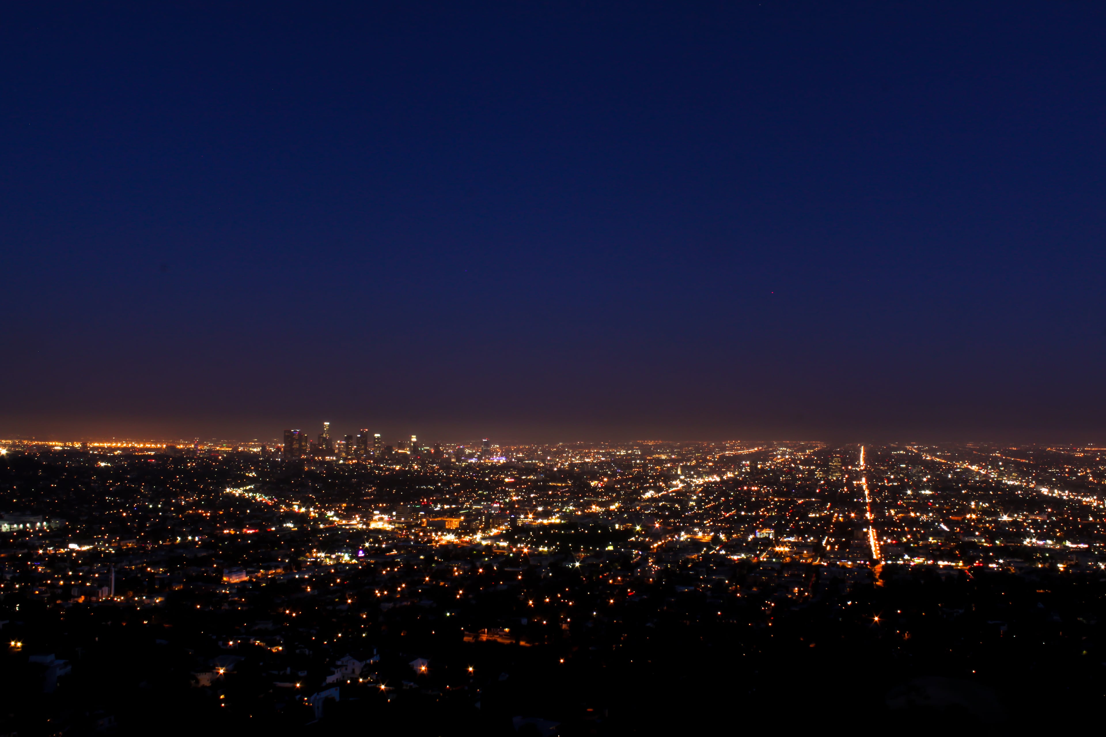 今晚从Griffith Observatory俯瞰LA夜景，城市像撒了一把糖霜的巧克力蛋糕