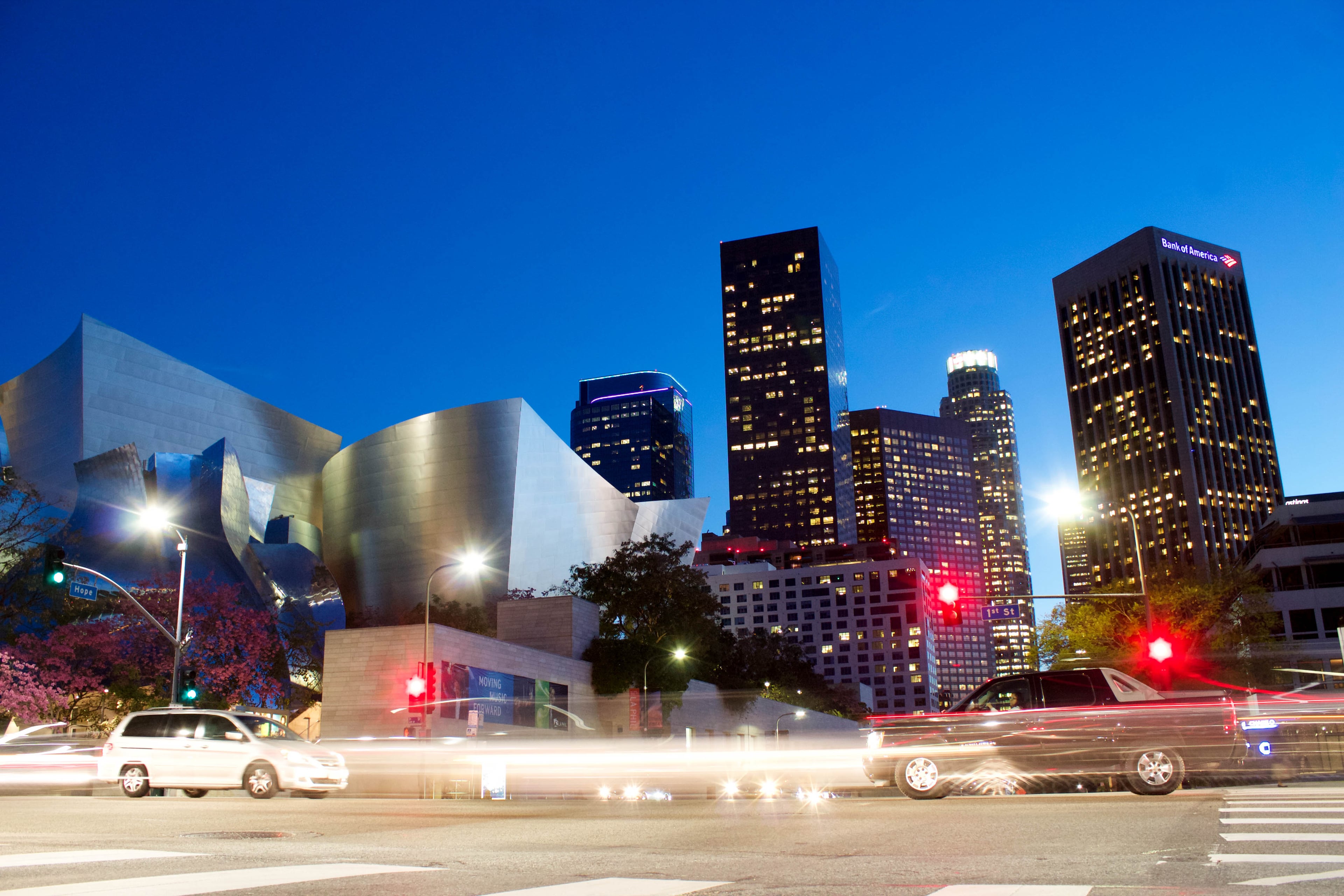 傍晚路过Downtown，The Broad和Gehry的金属建筑在蓝调时刻亮了灯