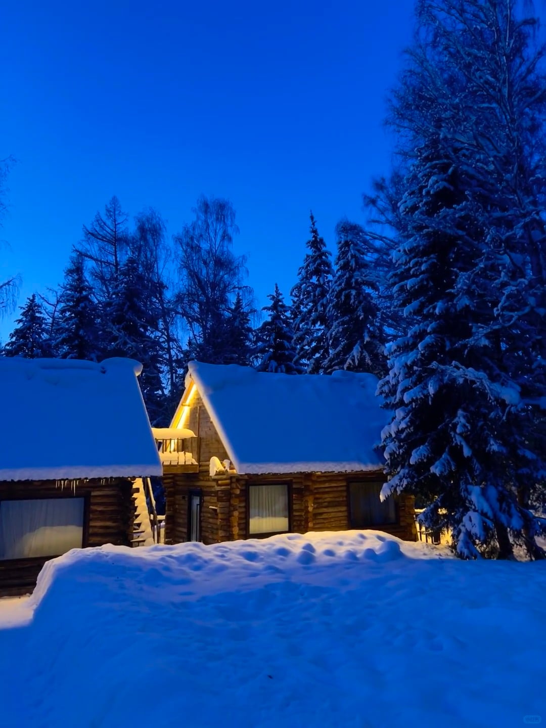 雪夜小木屋，像从童话里走出来的温度