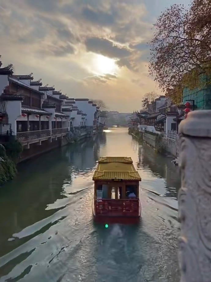 傍晚坐船穿巷子，像误入水墨动画片 🌅