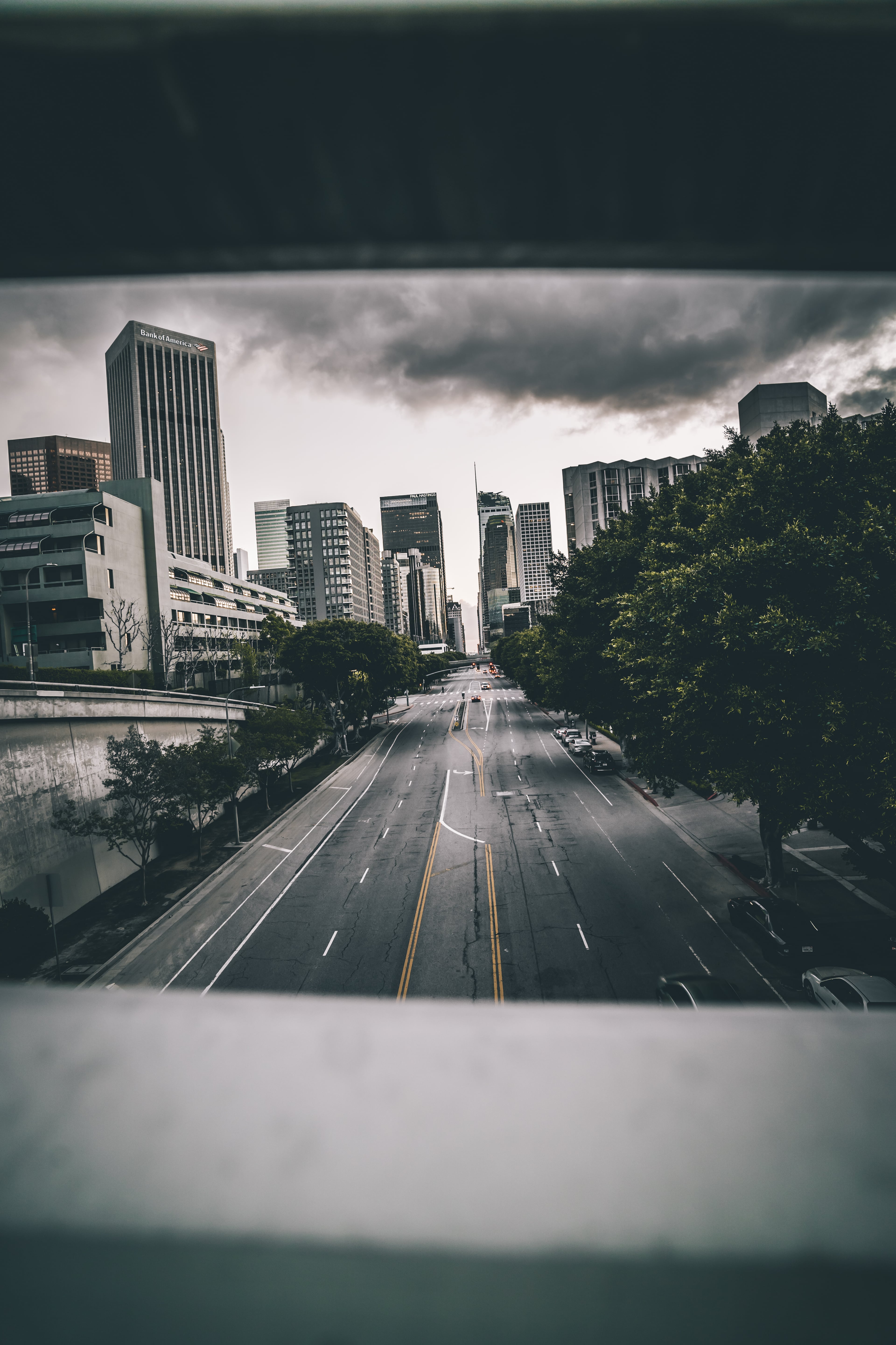暴雨前的LA downtown，车少得像被按了暂停键