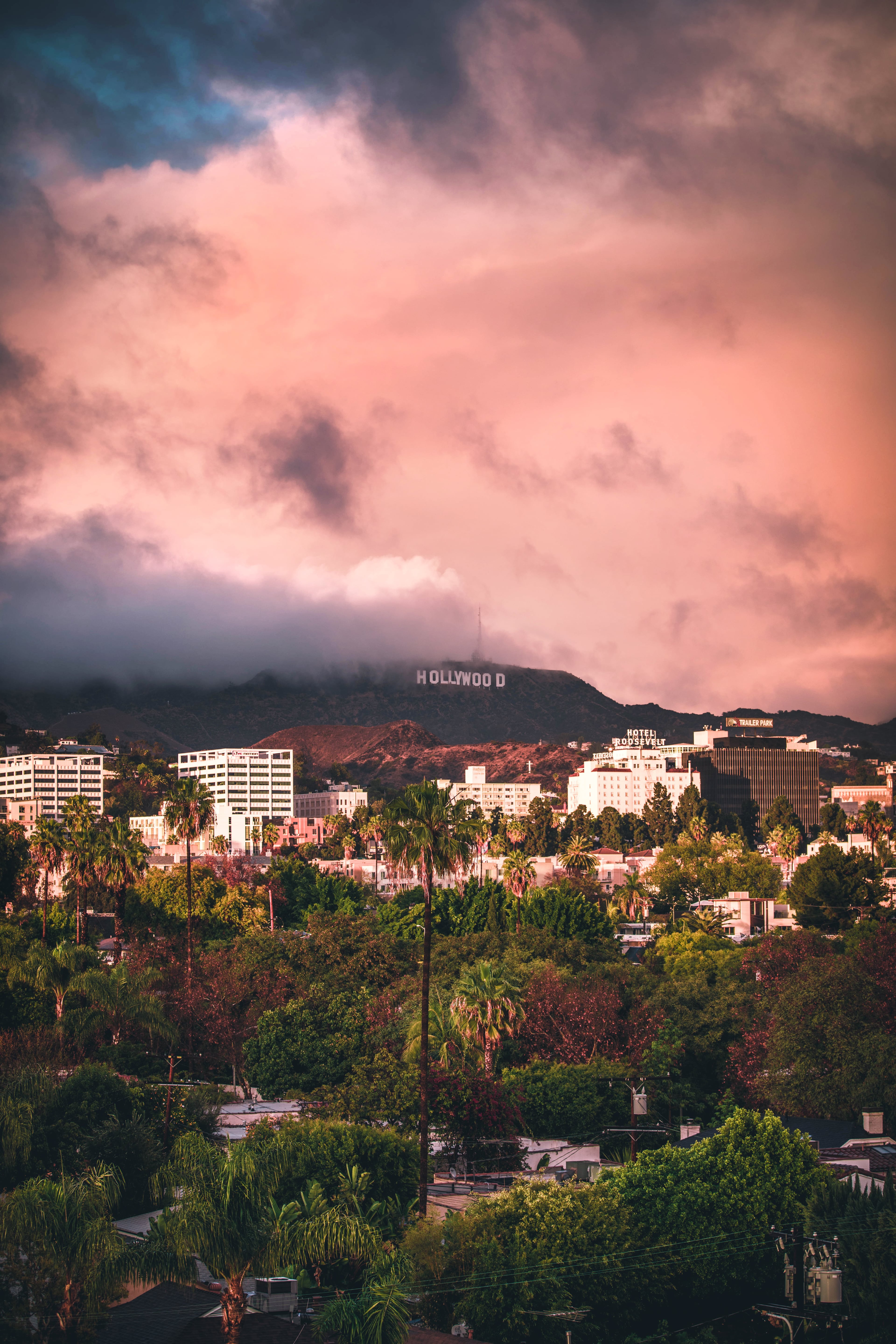 傍晚路过好莱坞山，云层把Hollywood招牌泡成水彩画