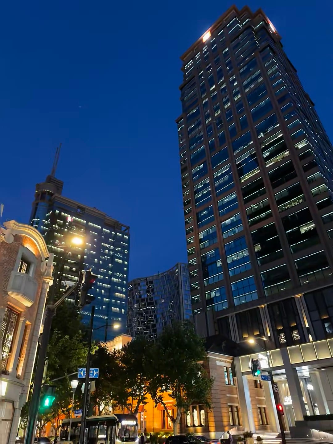 黄昏街角的玻璃森林，路过这栋楼时总想多看两眼