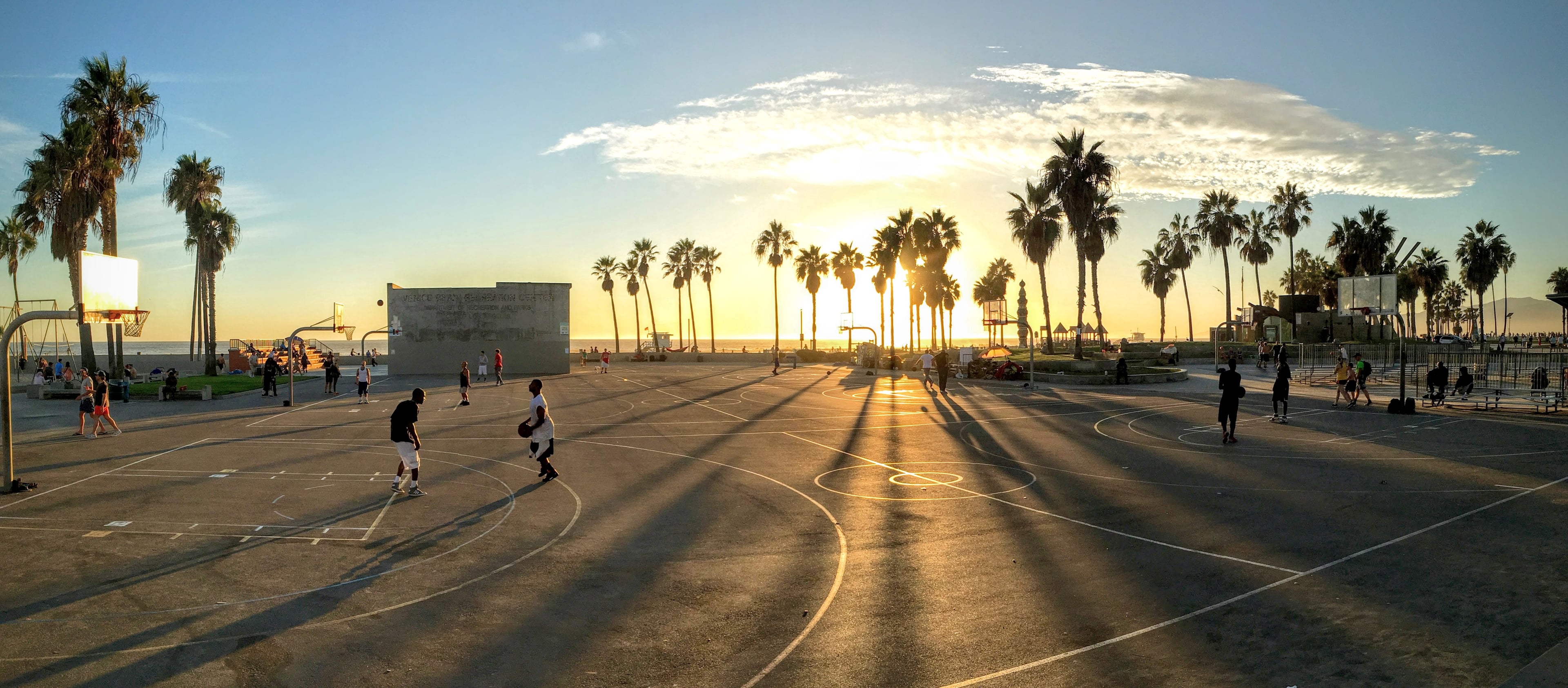 夕阳下的街头篮球局，影子拉得比人还长 🌅