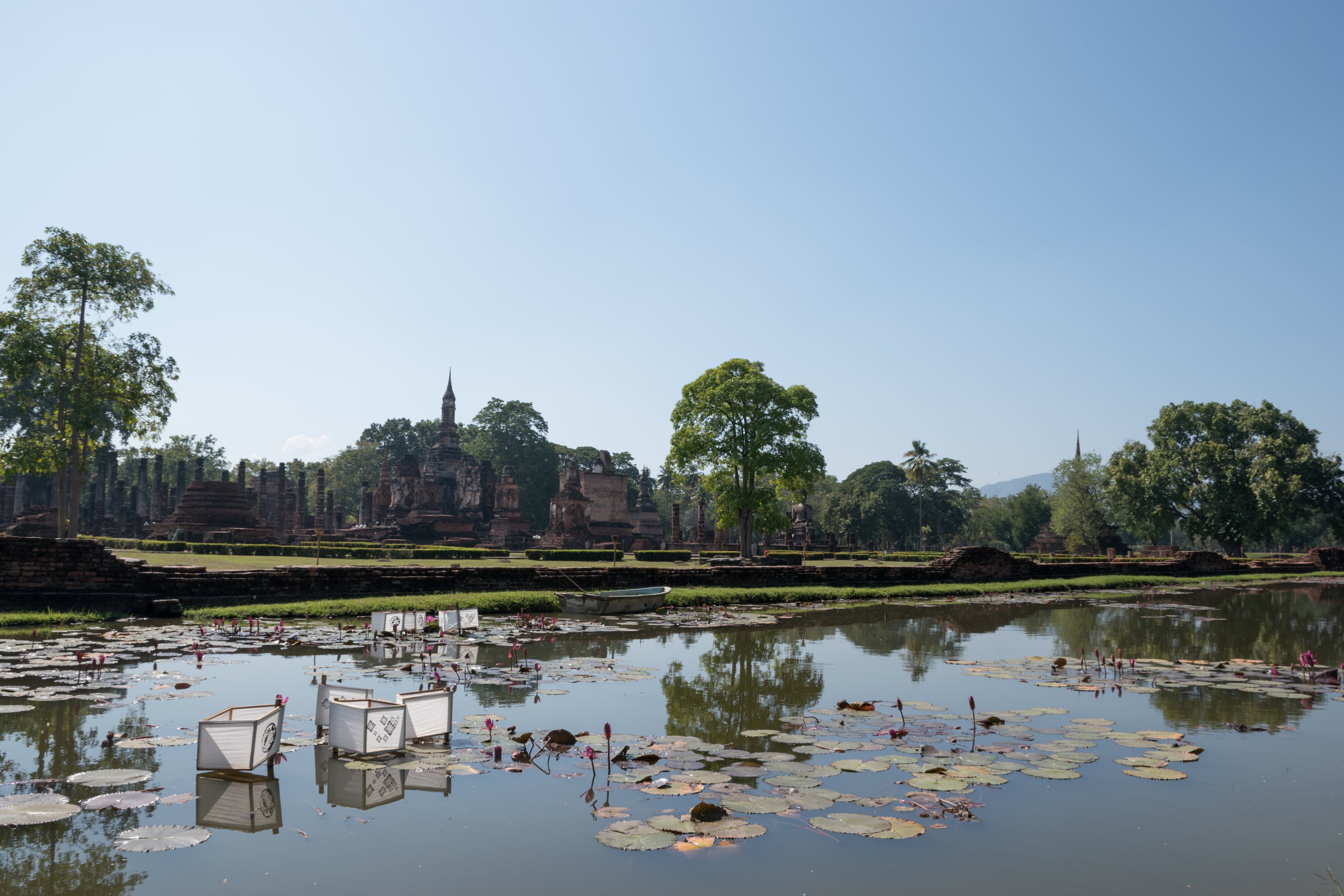今天在素可泰考古区晃悠，荷叶上飘着小纸船…突然想给老朋友寄张明信片