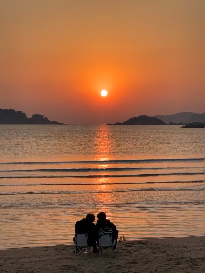 日落时分的沙滩椅，是今晚最贵的座位｜海边散步+啤酒+沉默=完美