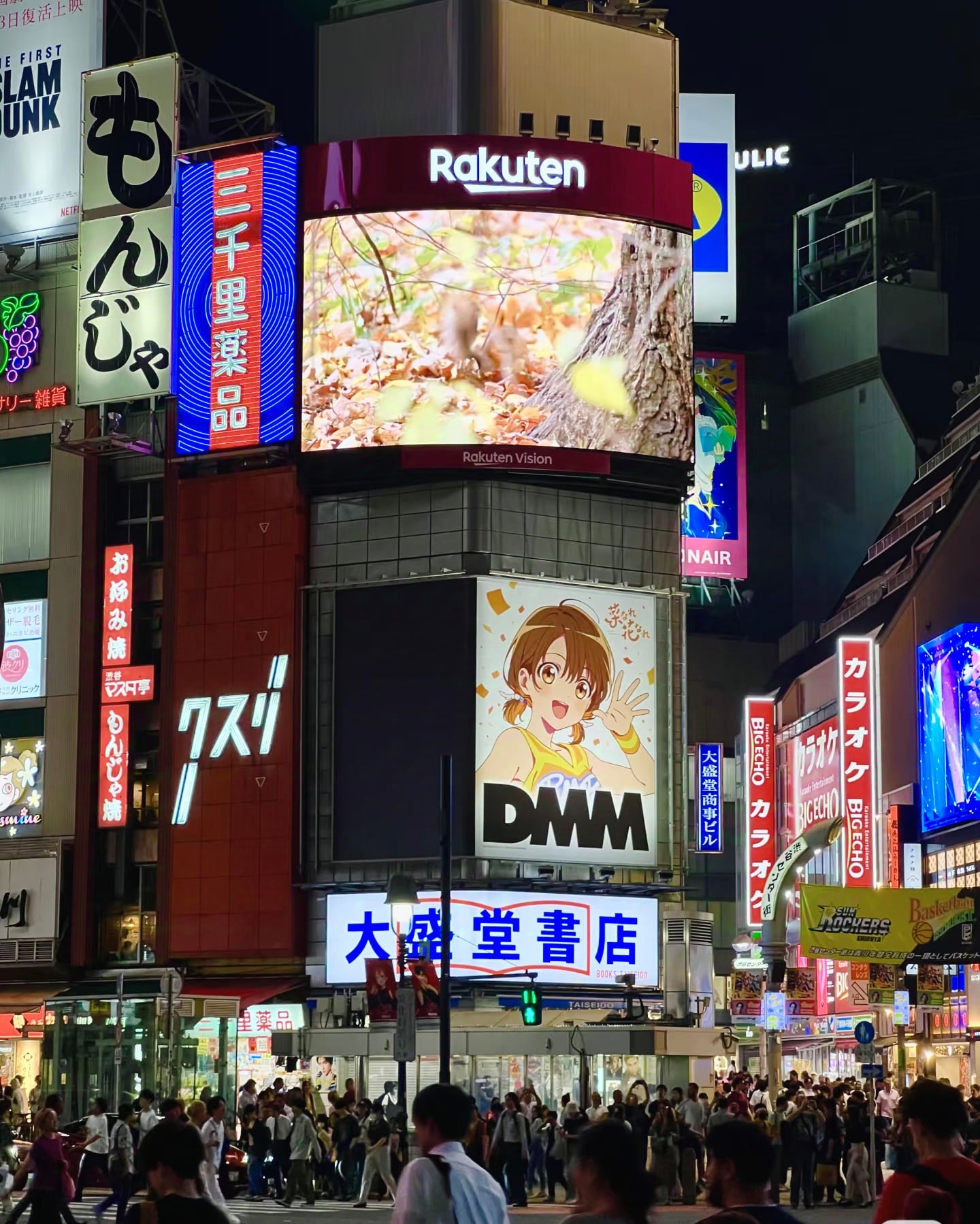 夜幕下的秋日小确幸 🍂 偶遇DMM广告和满地落叶的树