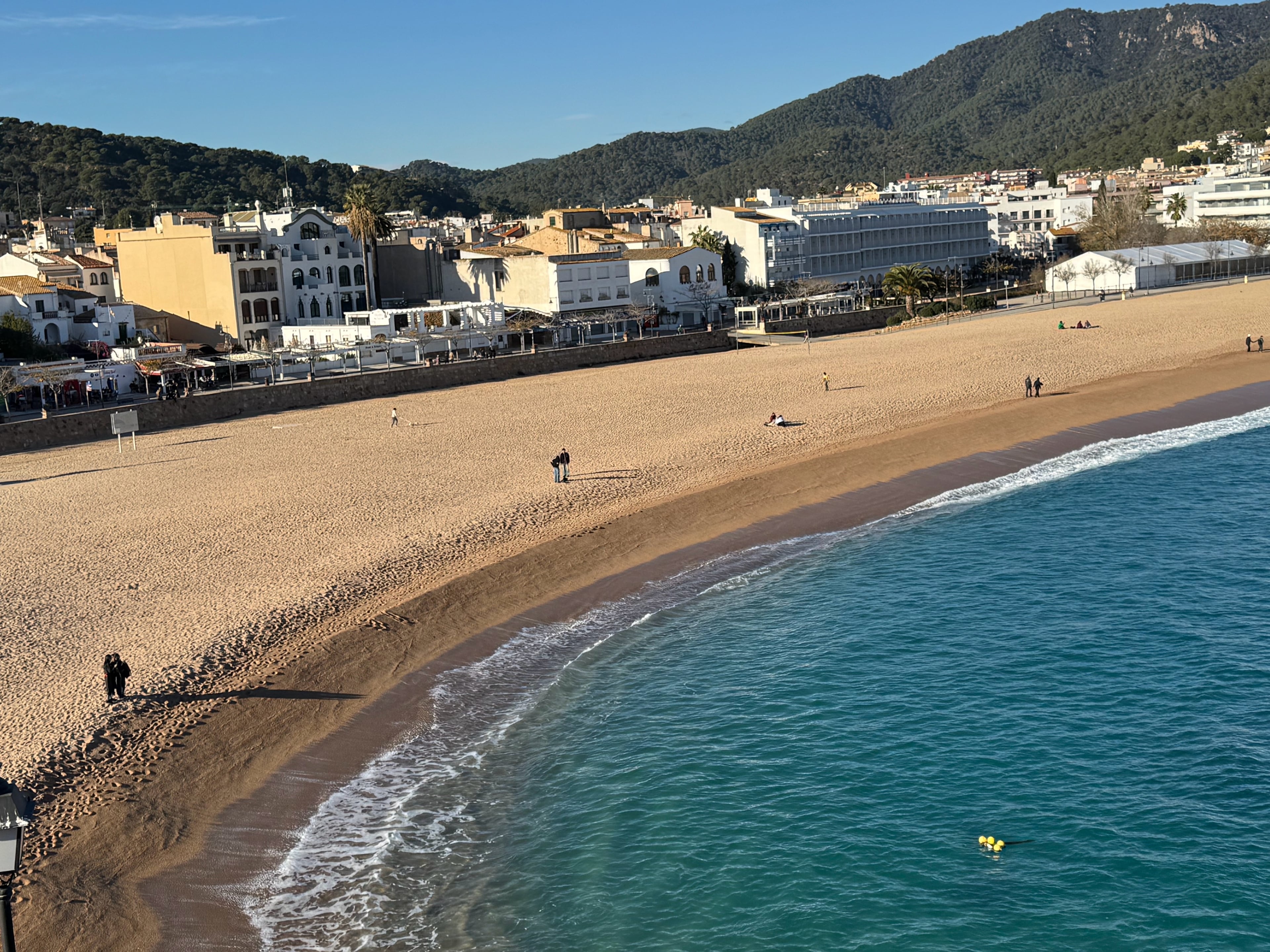 淡季的海滩，空得让人有点不好意思