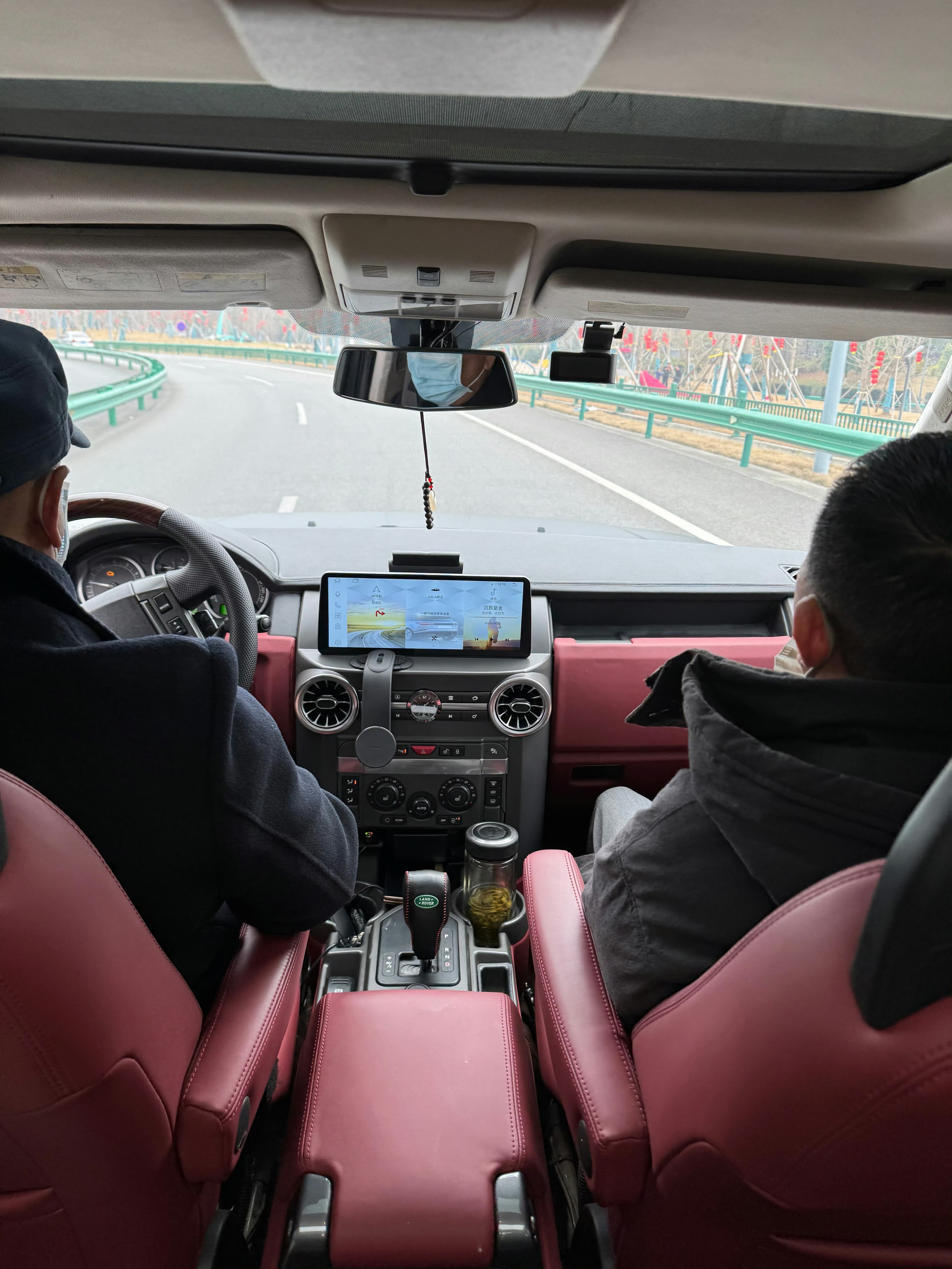 老父亲开车带娃兜风,后排小哥默默喝着茶…这红皮座驾太有排面了封面图