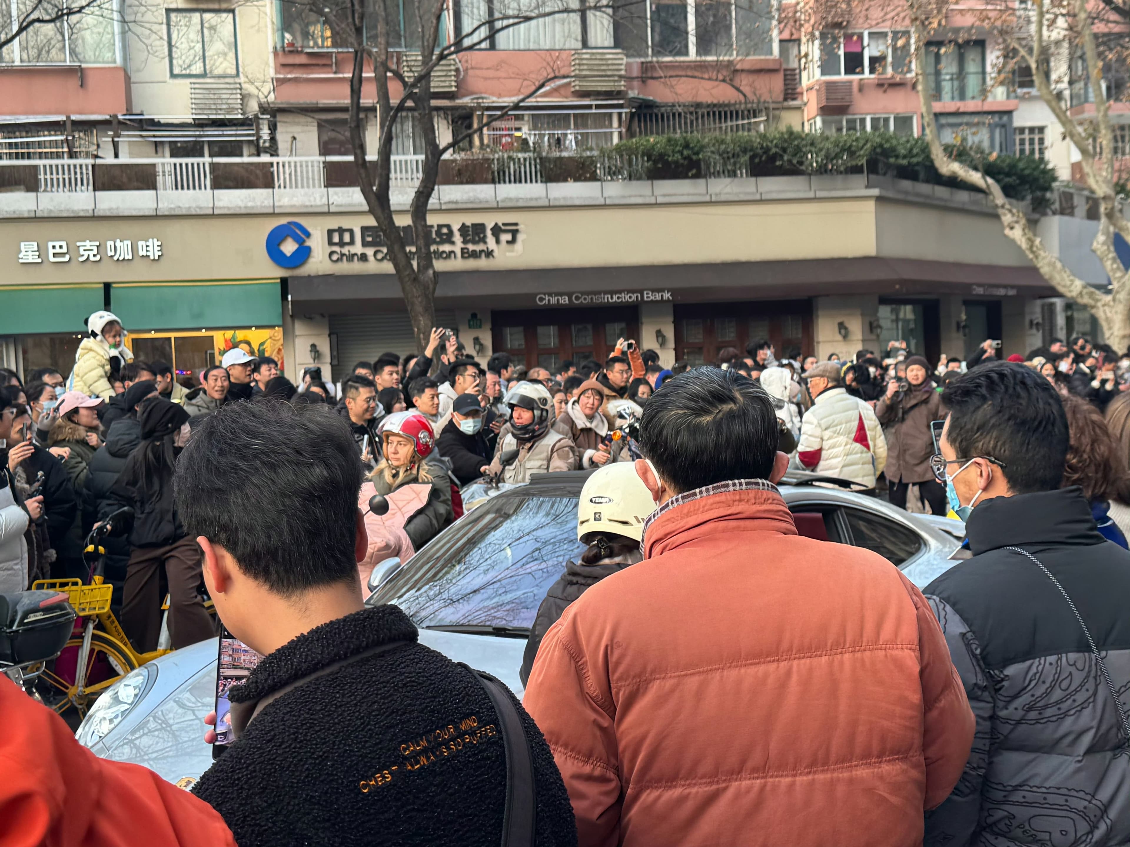上海街头突然围成一圈?原来是老外在拍‘中国式围观’!封面图