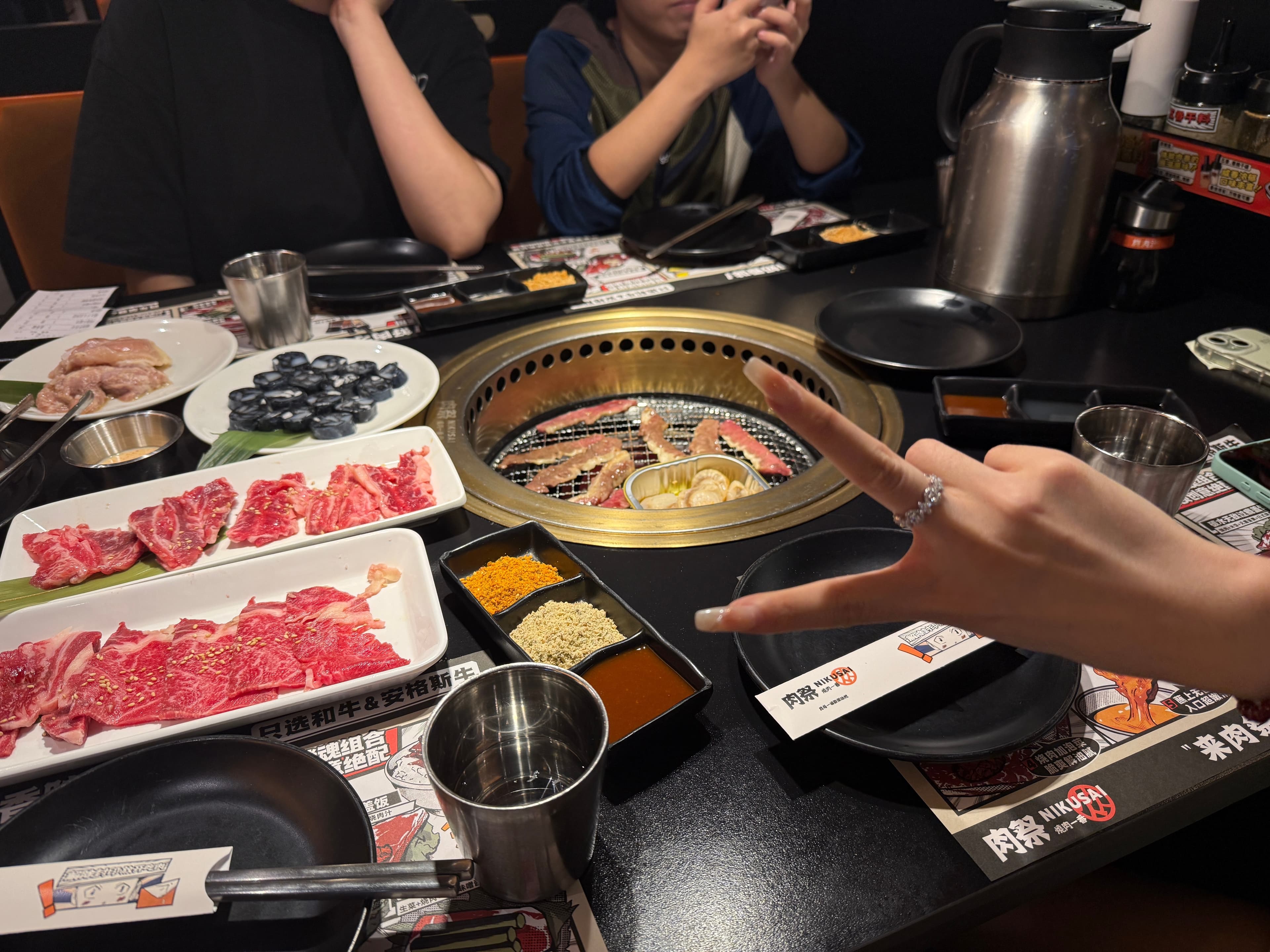和姐妹的烤肉局|手滑拍到自己比耶的瞬间,肉还没熟呢先自拍了封面图