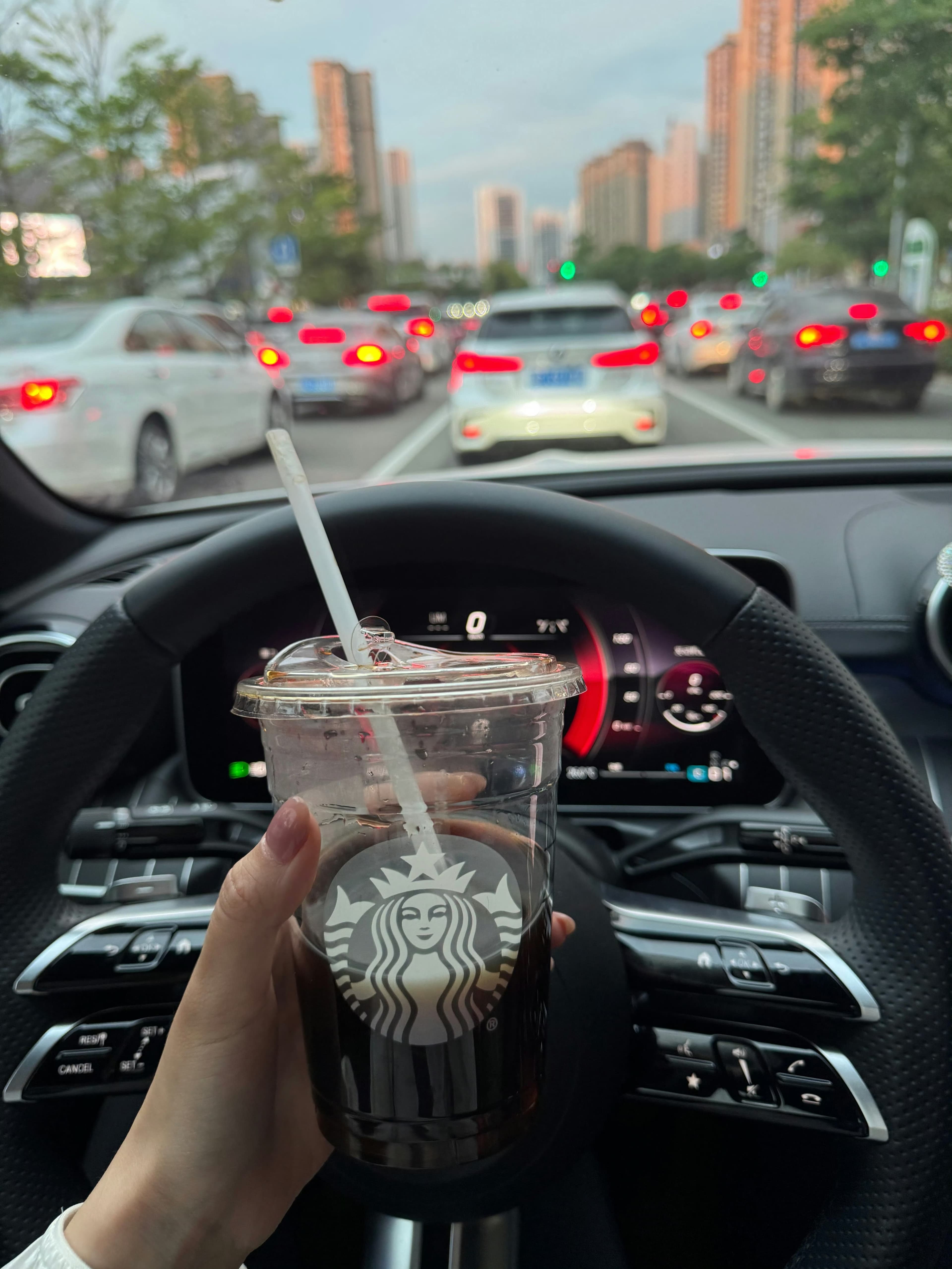 堵车也别急,一杯冰美式+方向盘上的小确幸~封面图