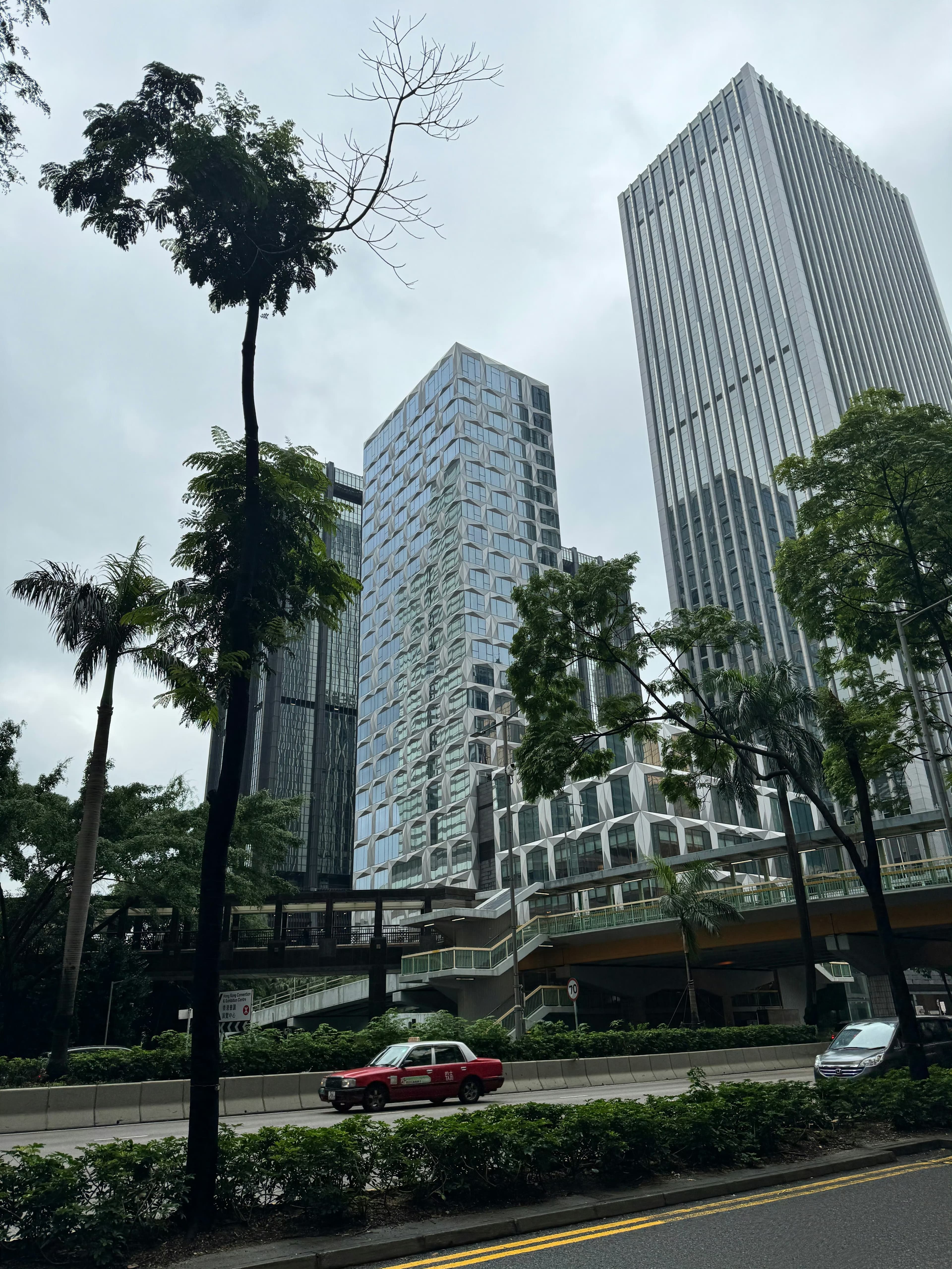 雨天路过湾仔,红的车、绿的树、银的楼,像一幅流动的都市水墨画封面图