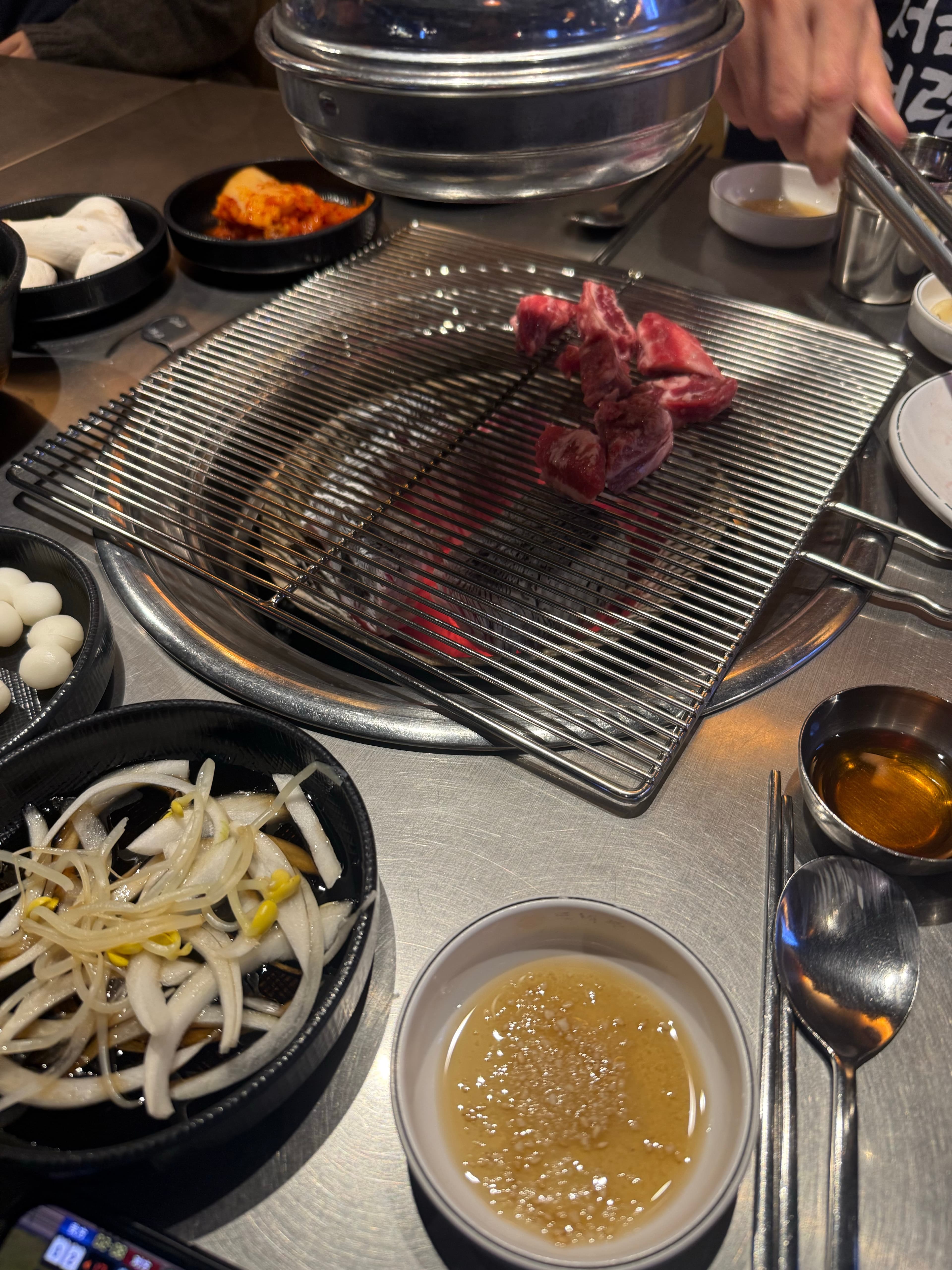 深夜烤肉香到隔壁桌都来偷看…这锅底红得像在烧爱!封面图