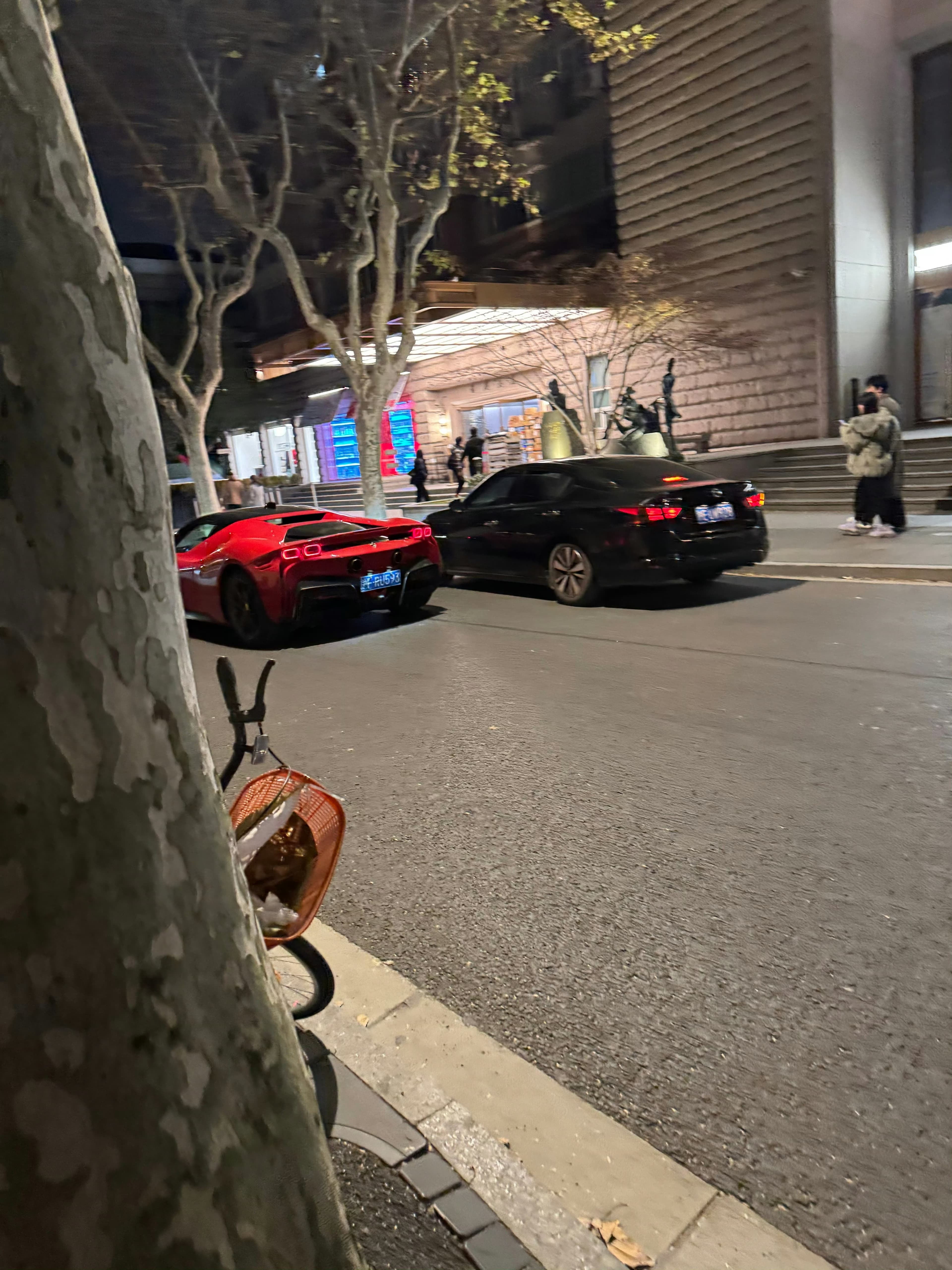 深夜街角偶遇红 Ferrari,连路灯都替它打光了!封面图