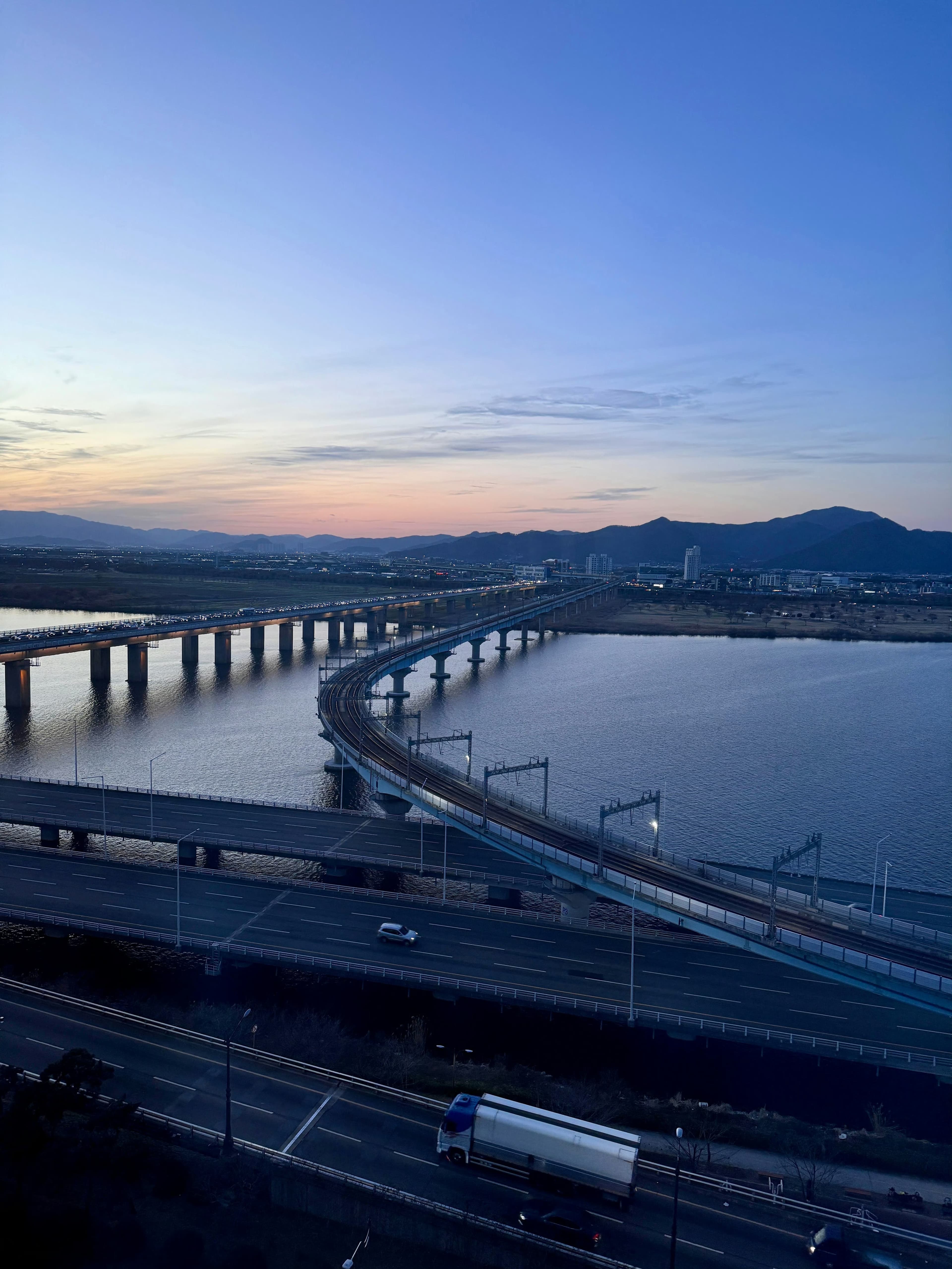 傍晚的桥,车流像银河坠入湖面|路过时突然静下来了封面图