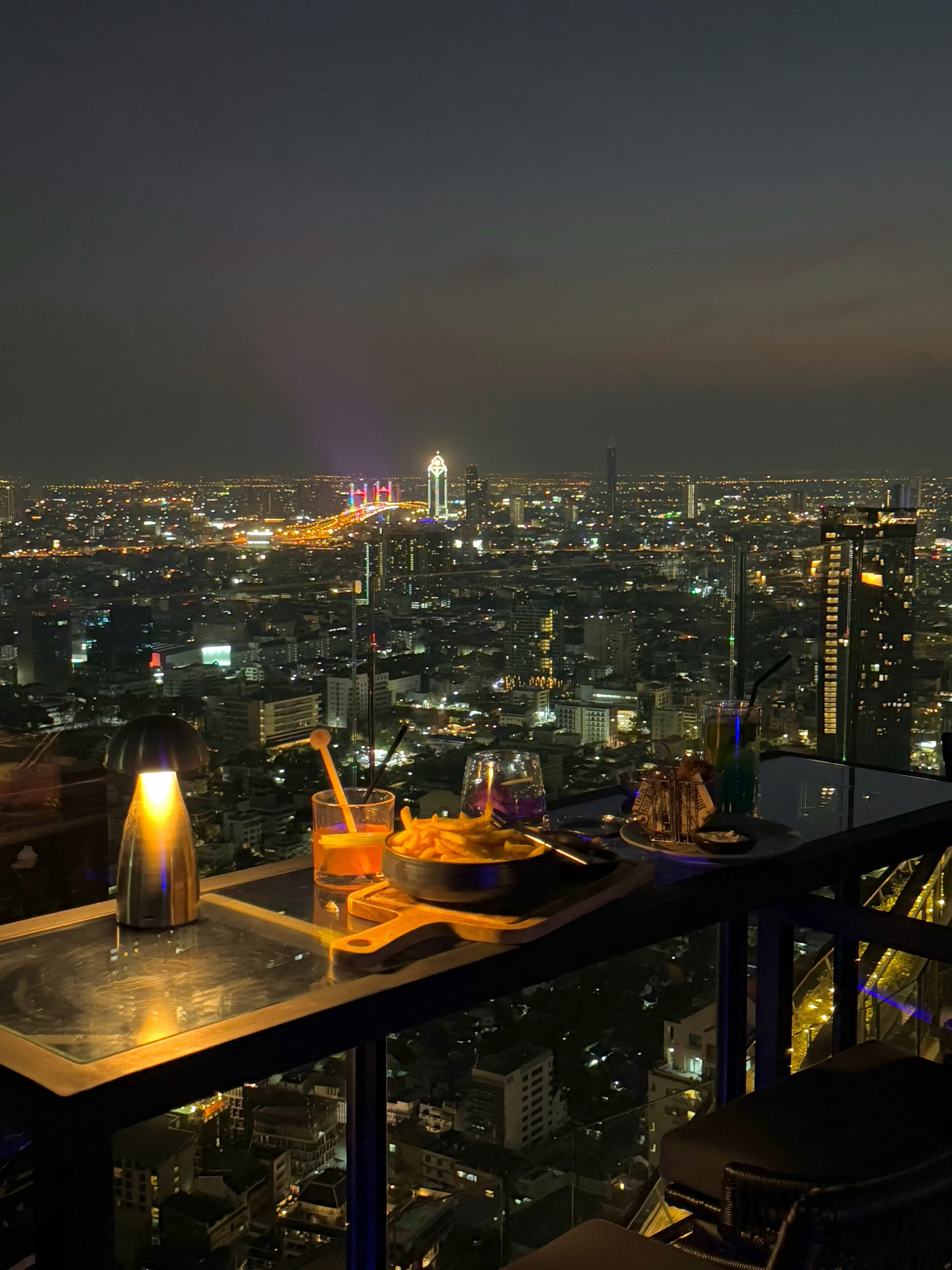 在曼谷70层天台吃薯条,看城市灯火像打翻的星河✨封面图
