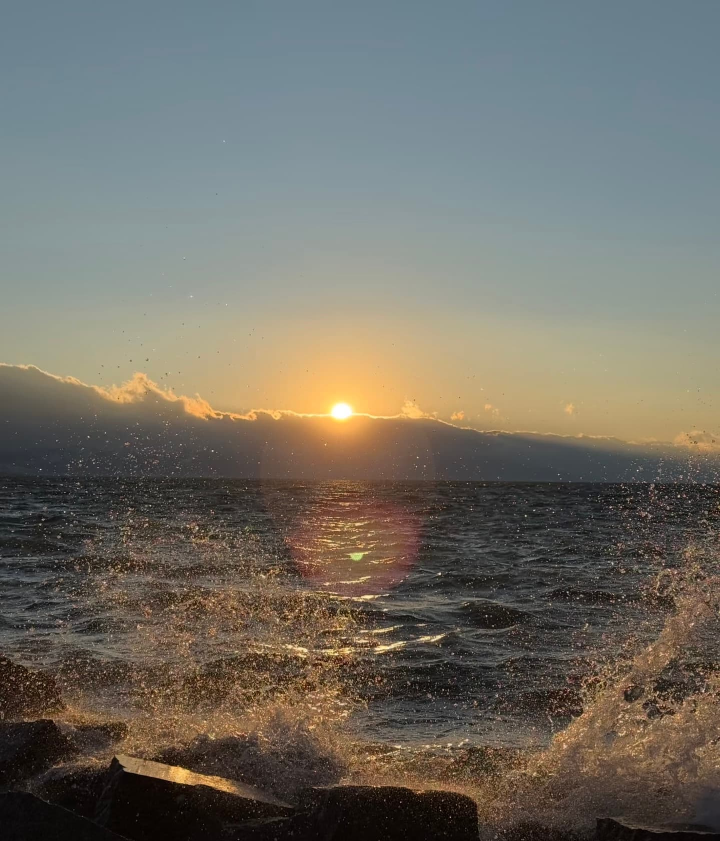夕阳砸进海里的一瞬间,浪花也跟着发了疯|海边蹲点3小时就为等这帧封面图